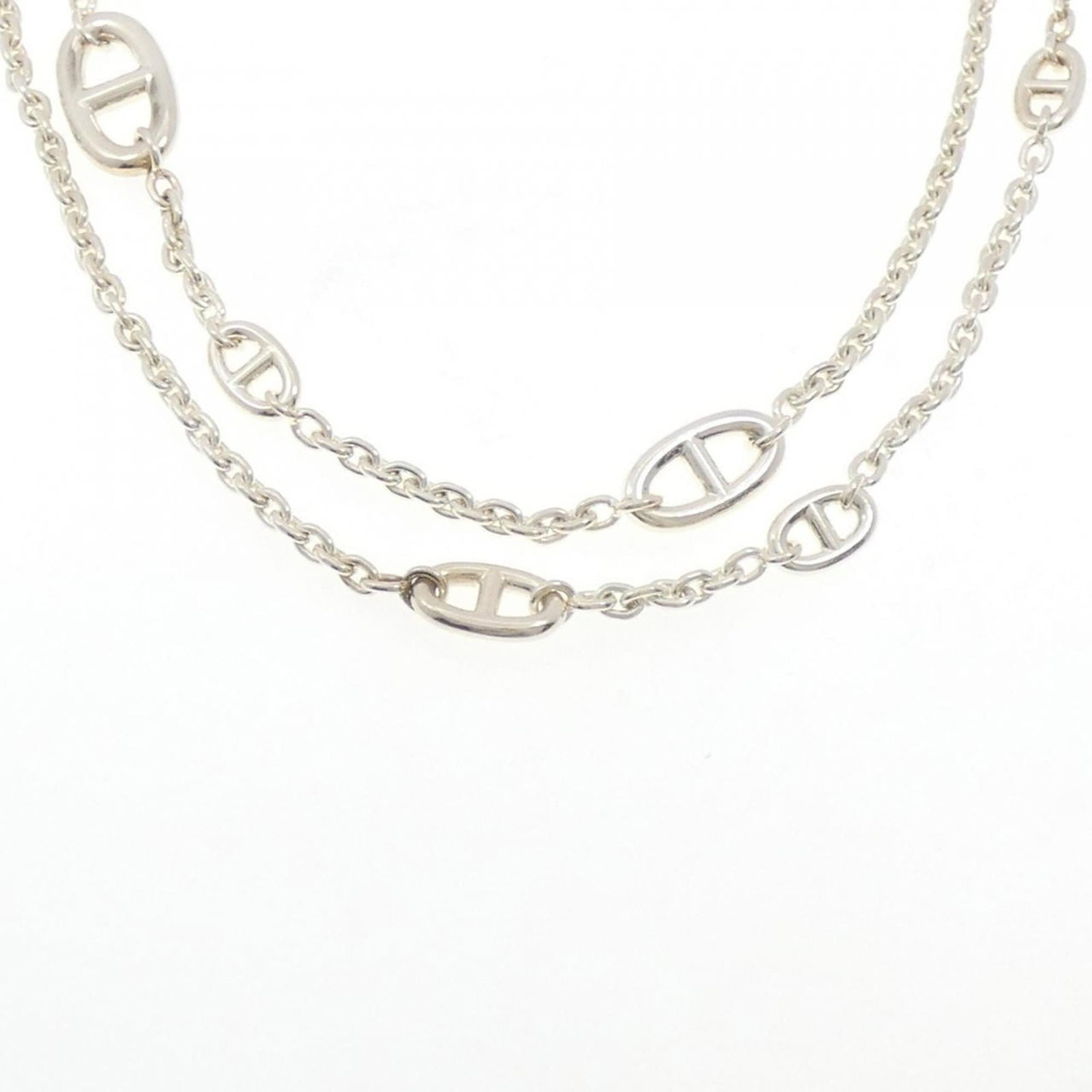 Hermes Farandole Necklace: Hermes Farandole Necklace The Hermes Farandole Necklace boasts an elegant silver 925 construction with a classic design. Its durable material and comfortable 117 cm neck circumference make it suitable