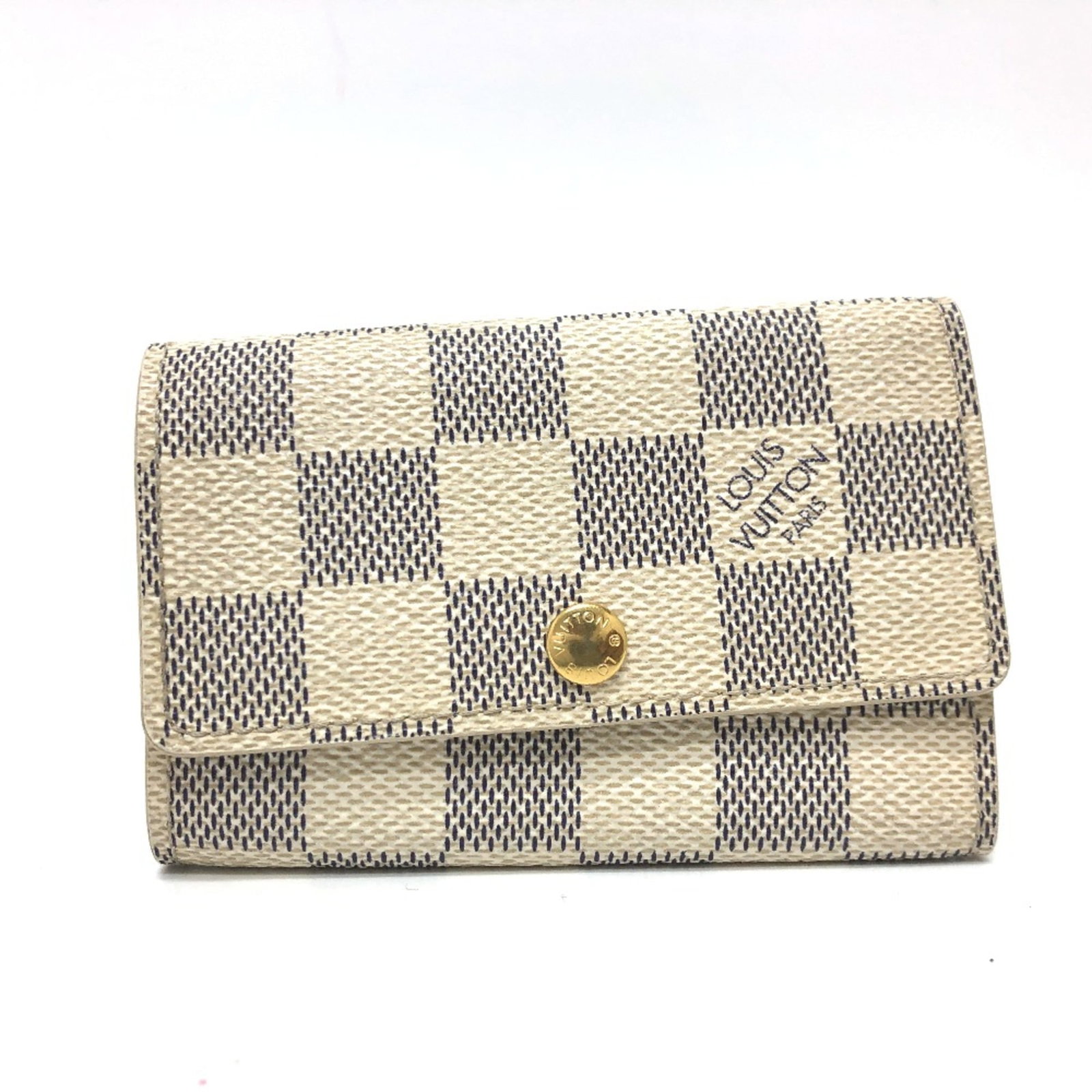 Louis Vuitton Keycase Other: Louis Vuitton Keycase Other This Louis Vuitton Keycase is a classic accessory with a timeless design. Made from high-quality materials, its white finish has developed some subtle signs of wear and tea