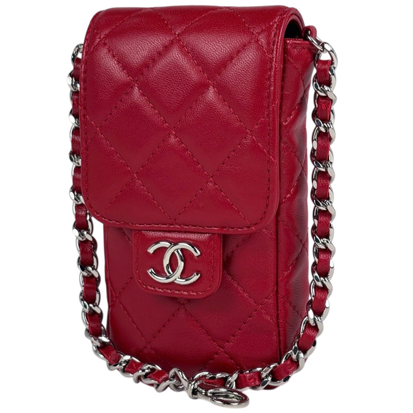 Chanel Pouch Leather: Chanel Pouch Leather Red Chanel Pouch Leather with traces of usage and minor scratches/dirt. This used leather pouch measures 13cm x 6.5cm x 2.5cm and features its original color. The condition