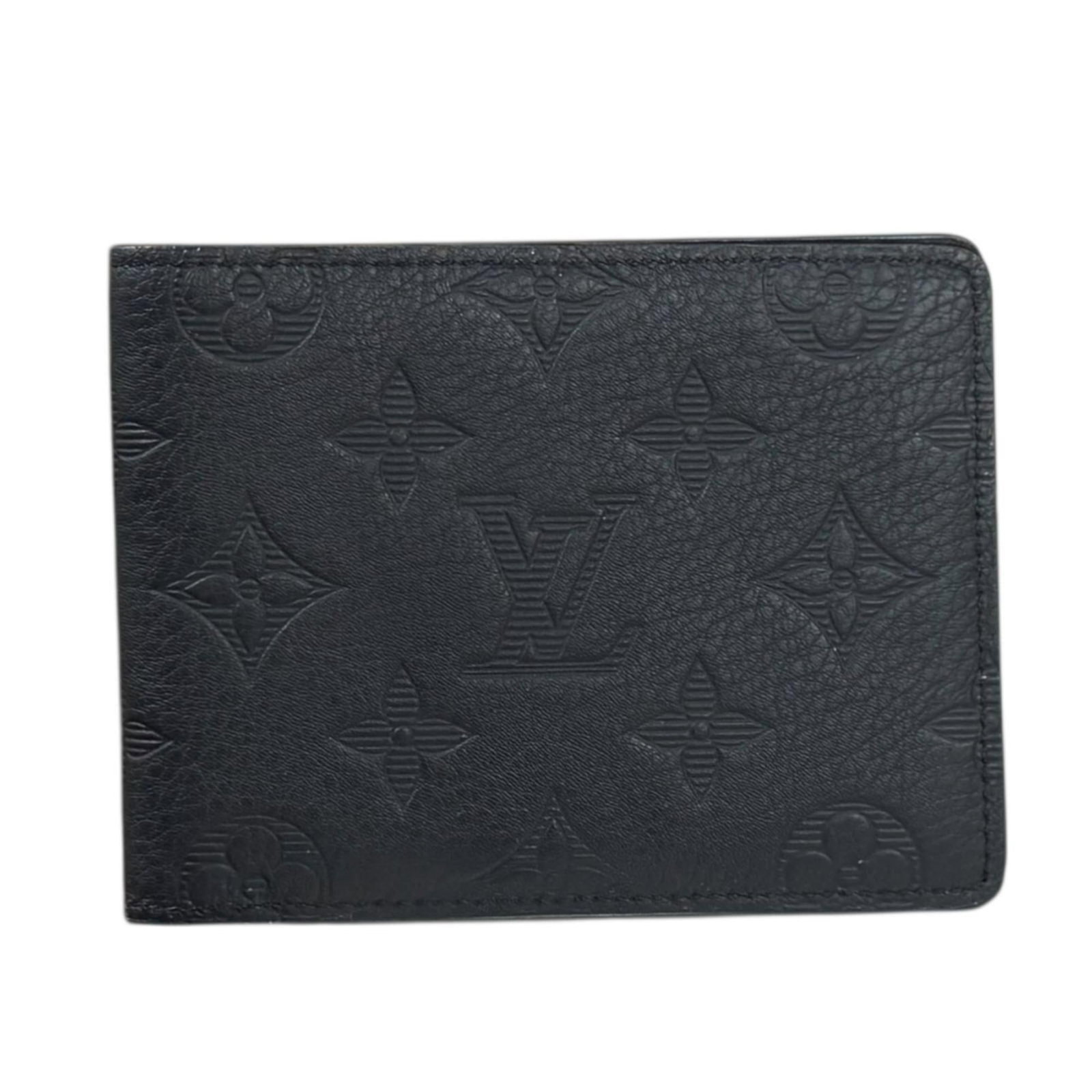 Louis Vuitton Wallet (Bi-Fold) Leather: Louis Vuitton Wallet (Bi-Fold) Leather Used Louis Vuitton Bi-Fold Leather Wallet in Black. This classic wallet features Taurillon leather and has a size of 9cm x 11.5cm x 1cm. It shows some signs of
