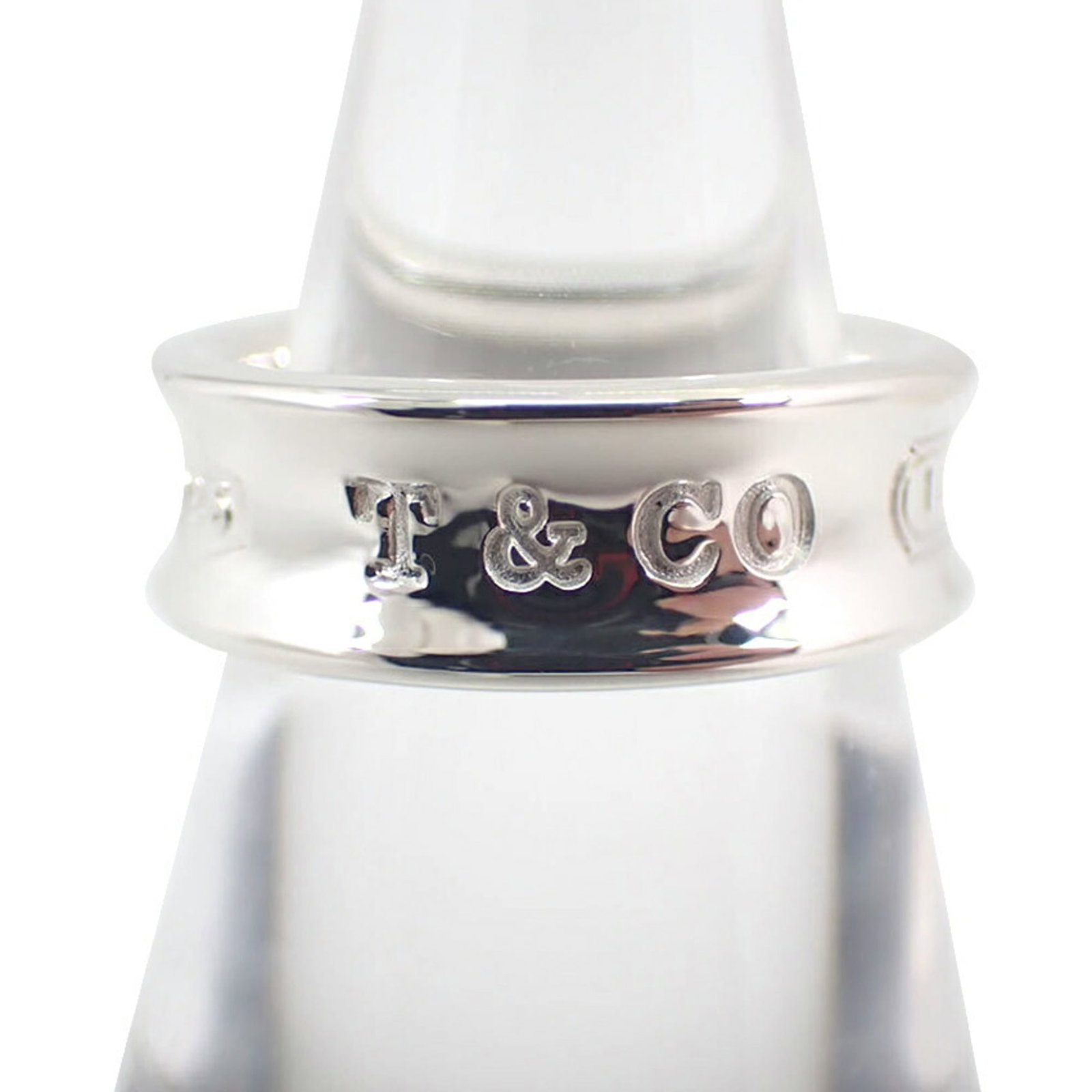 Tiffany Band Ring Sterling Silver 925: Tiffany Band Ring Sterling Silver 925 Sterling silver band ring from Tiffany, featuring a classic design. The ring shows some signs of usage, including minor scratches and dirt, but remains in very go