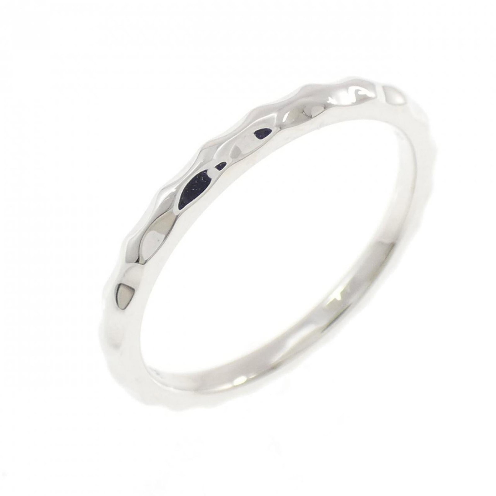 Louis Vuitton Band Ring White Gold (18K): Louis Vuitton Band Ring White Gold (18K) White Gold (18K) band ring from Louis Vuitton features a sleek design. The ring has some minor scratches and dirt, but remains in very good condition overall. 