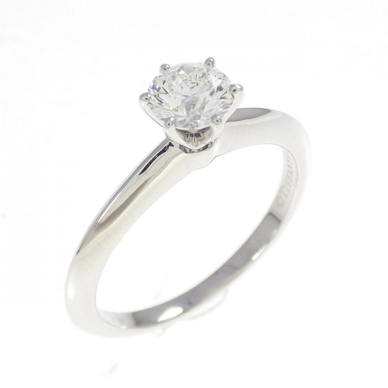 Tiffany Band Ring Platinum 950: Tiffany Band Ring Platinum 950 Platinum 950 Tiffany band ring with a diamond stone, this used (very good) ring features a few traces of usage and some minor scratches/dirt. The platinum material gives