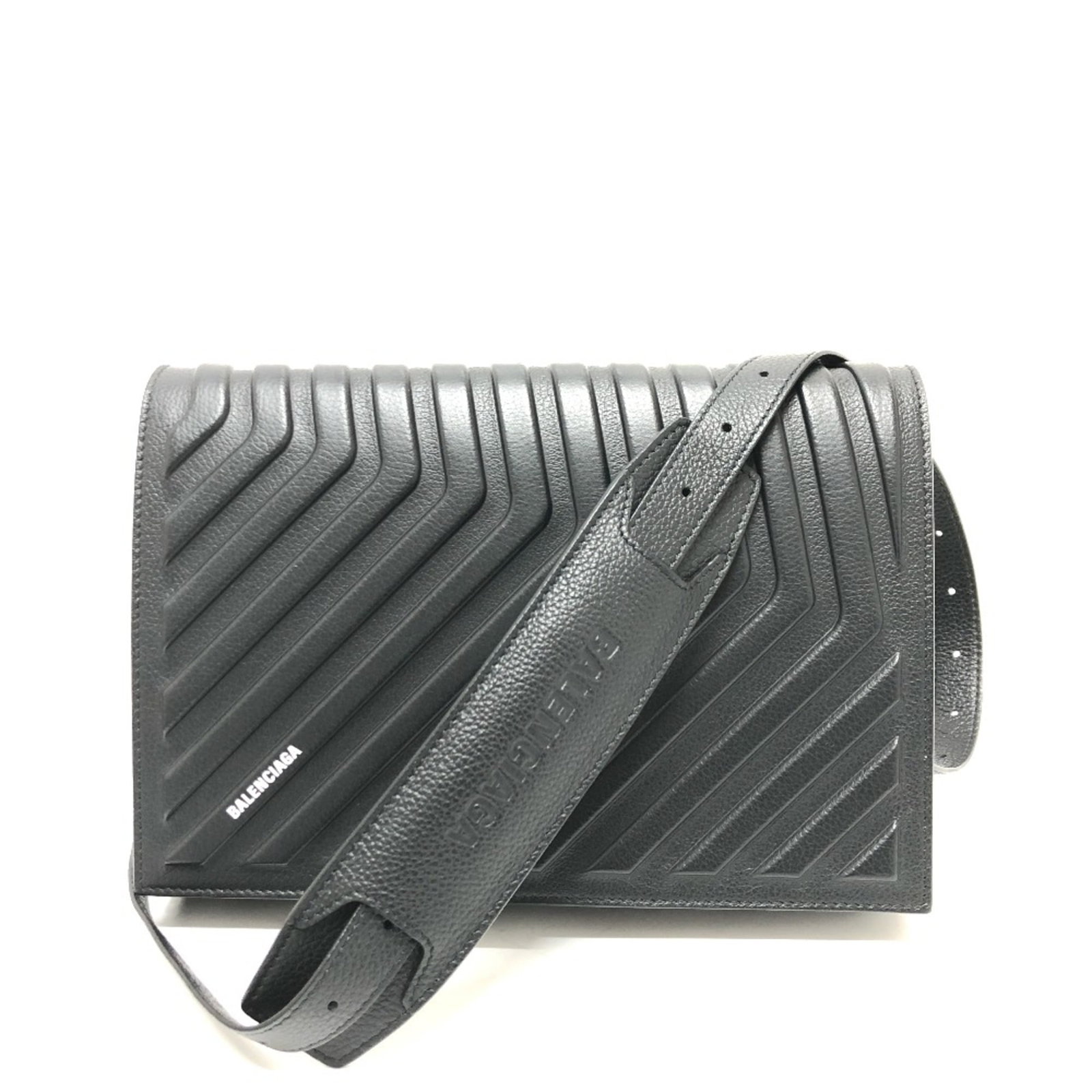Balenciaga Shoulder Bag Leather: Balenciaga Shoulder Bag Leather Used Balenciaga Shoulder Bag Leather in excellent condition. This black leather bag features a classic shoulder design with a sturdy build and a comfortable size of 25c