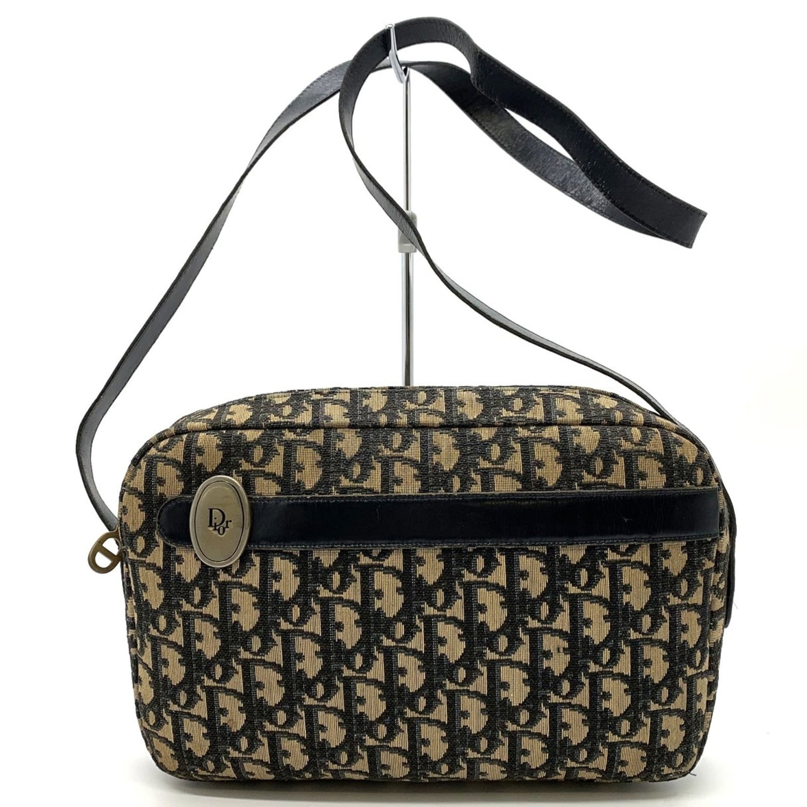 Christian Dior Shoulder Bag Canvas Leather: Christian Dior Shoulder Bag Canvas Leather Canvas and leather come together in this classic Christian Dior shoulder bag, featuring a timeless brown color and sturdy zipper closure. Measuring 17cm x 28