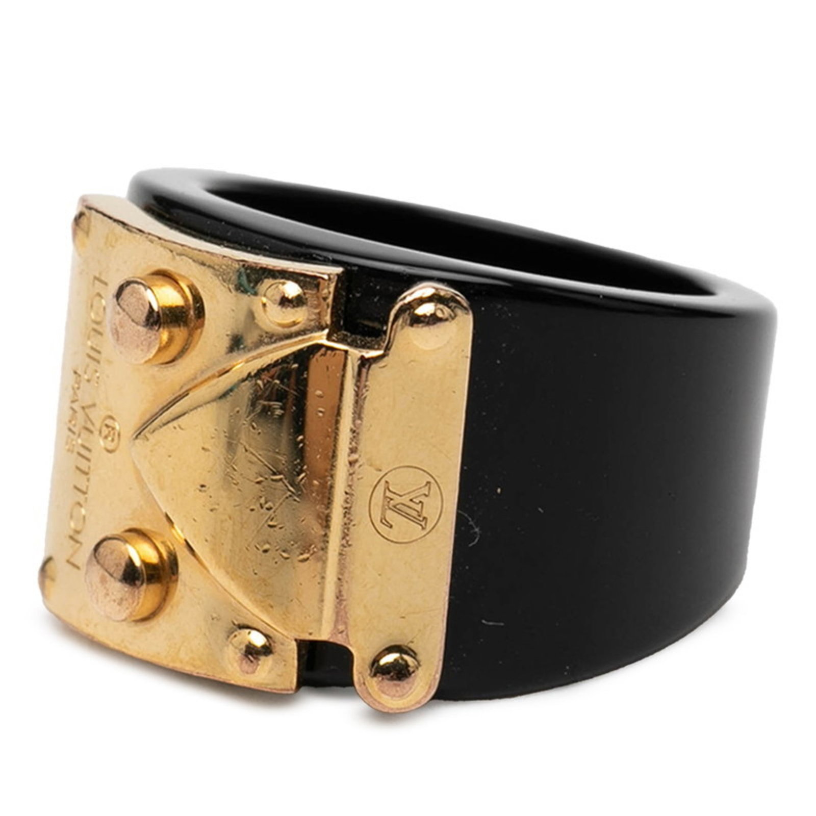 Louis Vuitton Band Ring Plastic: Louis Vuitton Band Ring Plastic Used Louis Vuitton Band Ring Plastic in black. The ring features plastic material and has a women's size of 7.5, with traces of usage and minor scratches visible. Overa