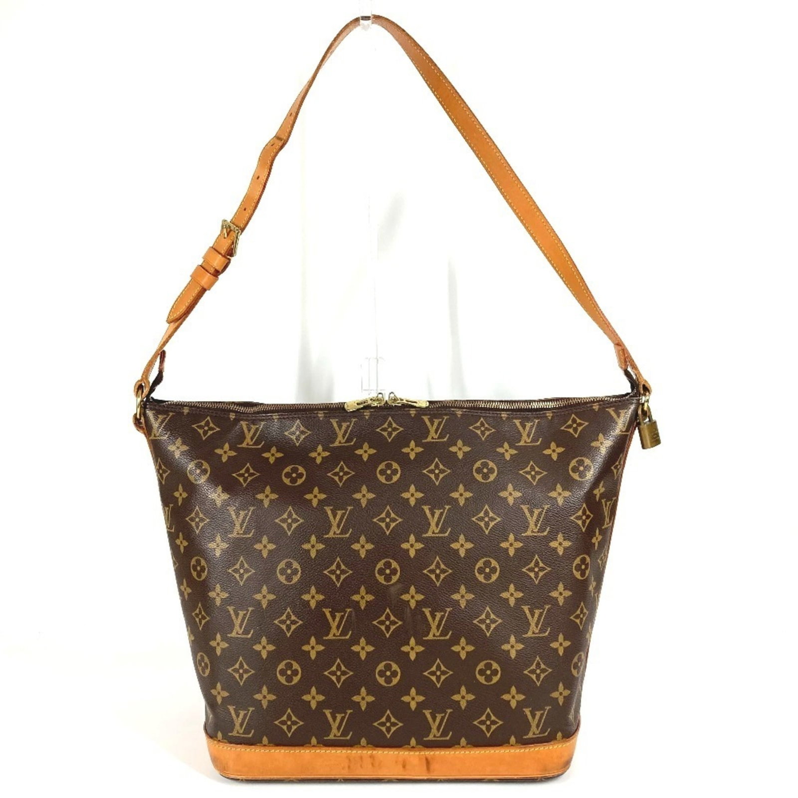 Louis Vuitton Shoulder Bag Monogram: Louis Vuitton Shoulder Bag Monogram Brown Monogram Louis Vuitton Shoulder Bag with Traces of Usage. This pre-owned shoulder bag features the iconic monogram pattern and has been used to some extent, s