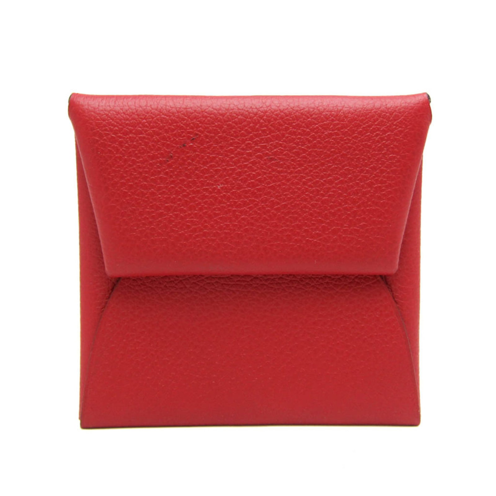 Hermes Coin Purse/Coin Case Leather: Hermes Coin Purse/Coin Case Leather This iconic Hermes coin purse features rich red leather and bears a few traces of usage, with some minor scratches and dirt. Despite its age, the condition remains 
