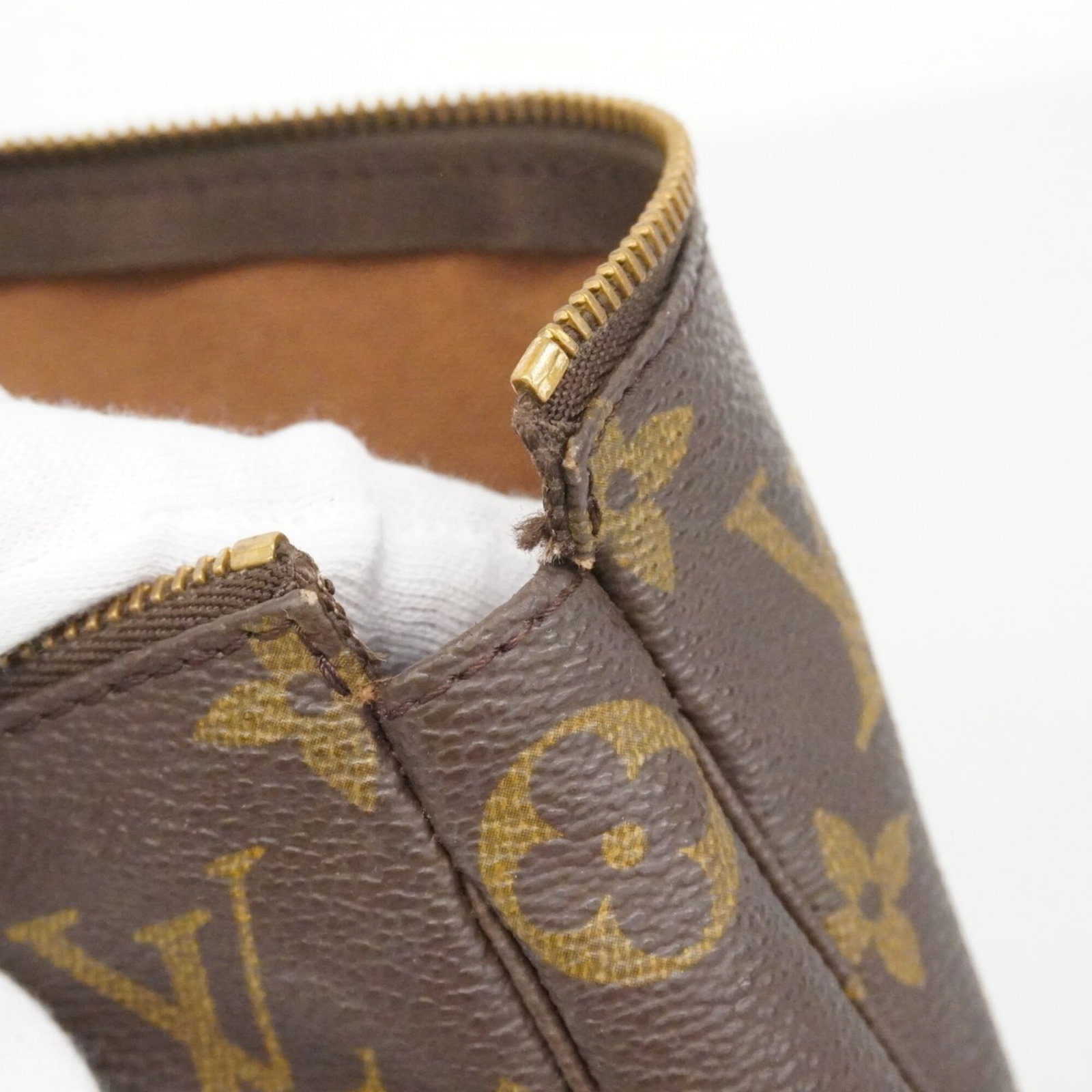Louis Vuitton Pouch - 7