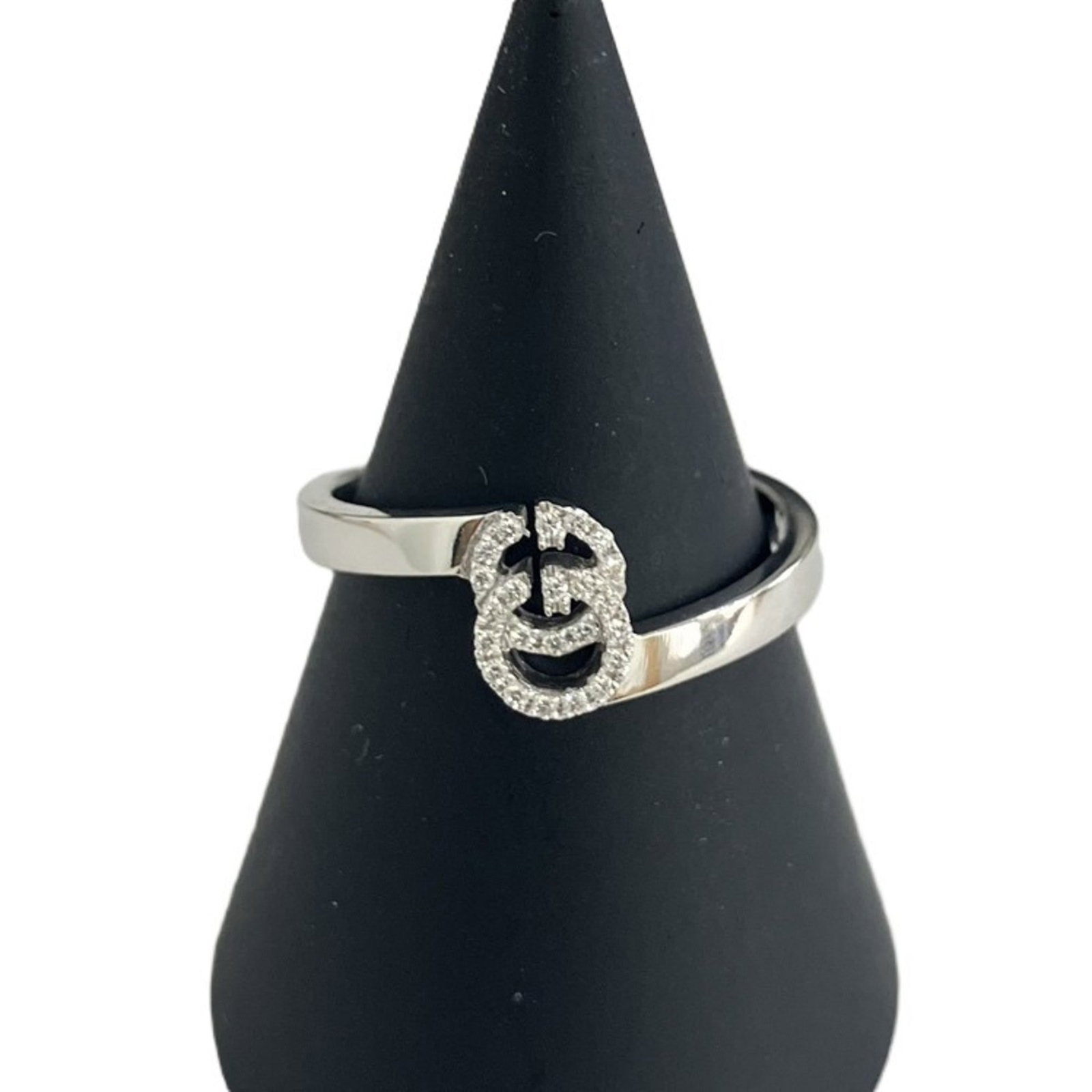 Gucci Band Ring White Gold (18K): Gucci Band Ring White Gold (18K) Gucci Band Ring White Gold (18K) features a sleek and sophisticated design, showcasing the luxury of white gold. This used band ring has traces of usage and minor dama