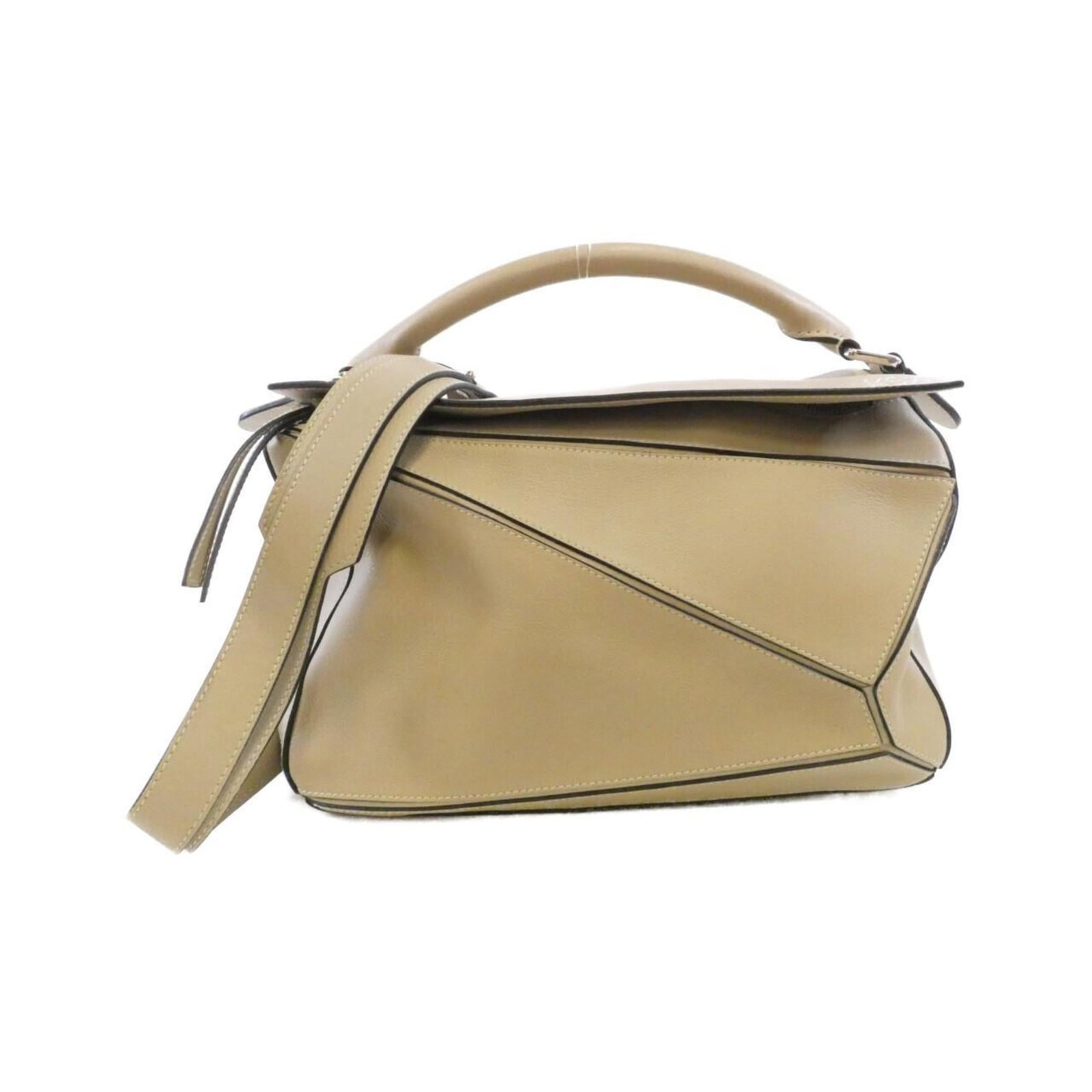 Loewe Handbag Leather: Loewe Handbag Leather This beautiful Loewe handbag features high-quality beige calfskin leather, showcasing a classic design with timeless elegance. With its sturdy dimensions and slight signs of wear