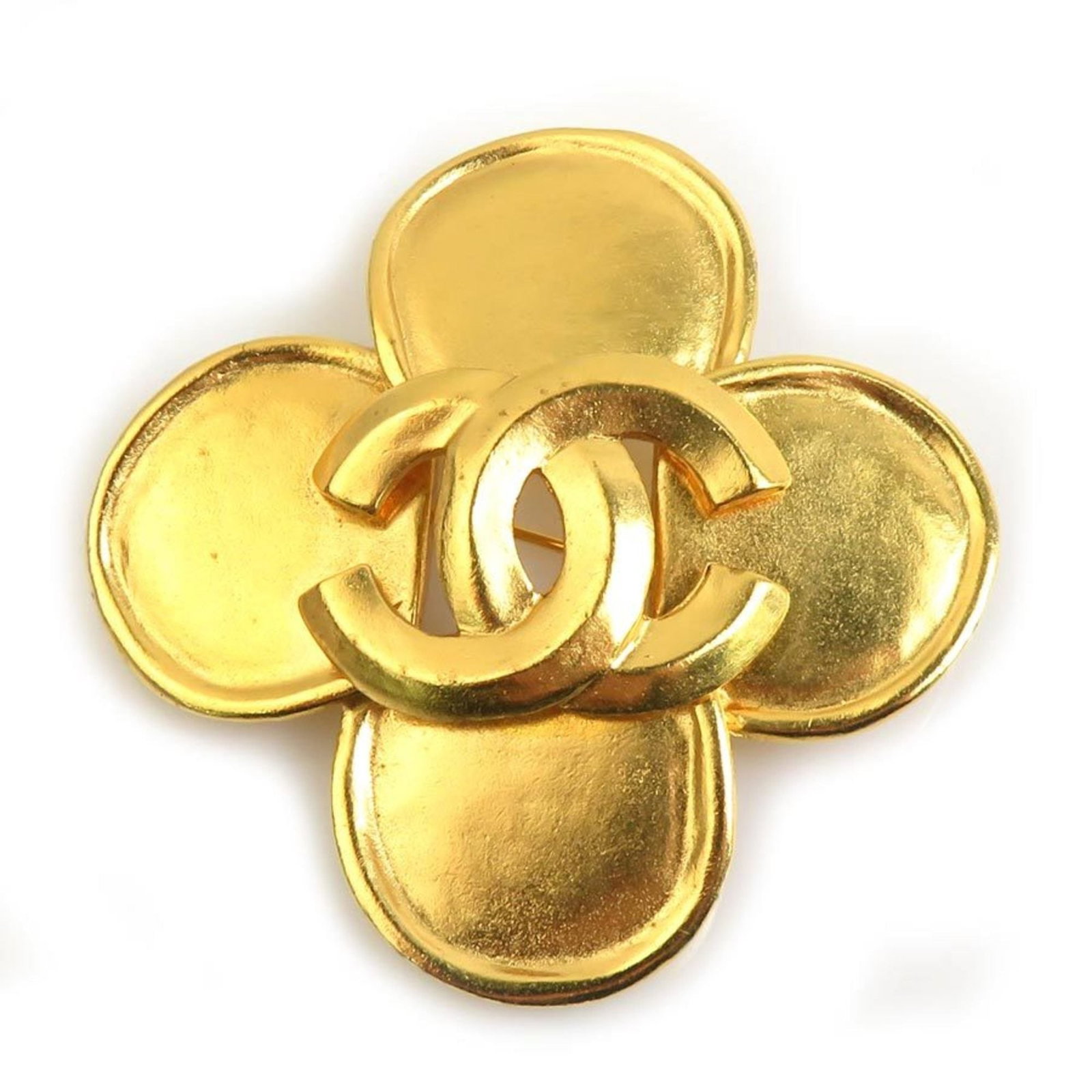 Chanel Brooch Metal: Chanel Brooch Metal This gold Chanel brooch features a sleek metal design with a few traces of usage, showcasing some minor scratches and dirt. Despite its age, the brooch remains in very good conditi