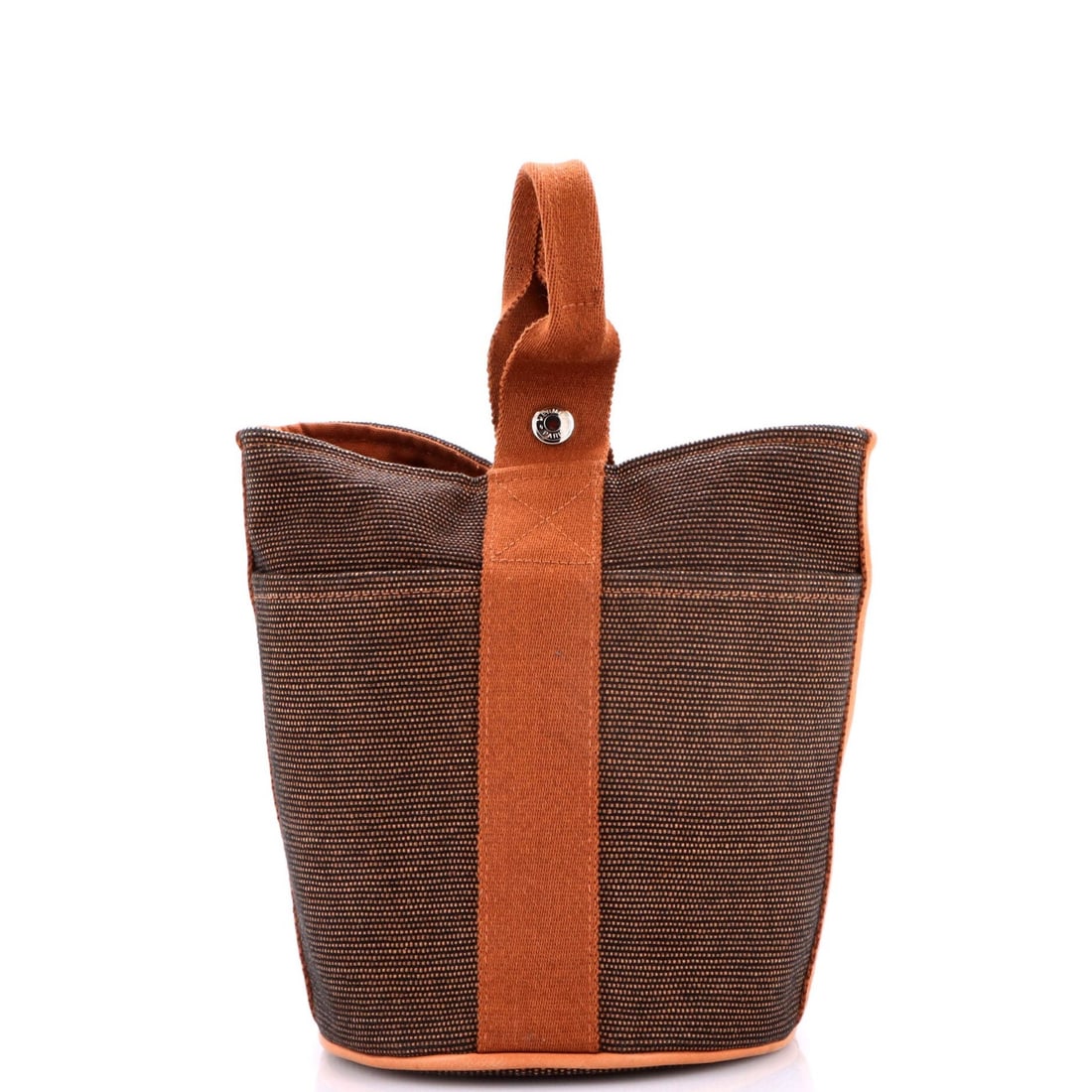 Saxo Handbag Hermes Toile: Saxo Handbag Hermes Toile The Saxo Handbag in Toile from Hermes boasts a timeless design with minor creases and corner wear on its brown canvas exterior. A classic top handle style adds to its underst