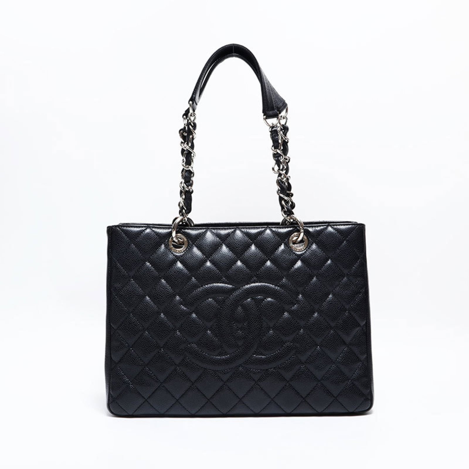 Chanel Shoulder Bag Grained Calfskin: Chanel Shoulder Bag Grained Calfskin The Chanel Shoulder Bag Grained Calfskin boasts a sleek black design made from high-quality grained calfskin. Measuring 25cm x 35cm x 13cm, this shoulder bag