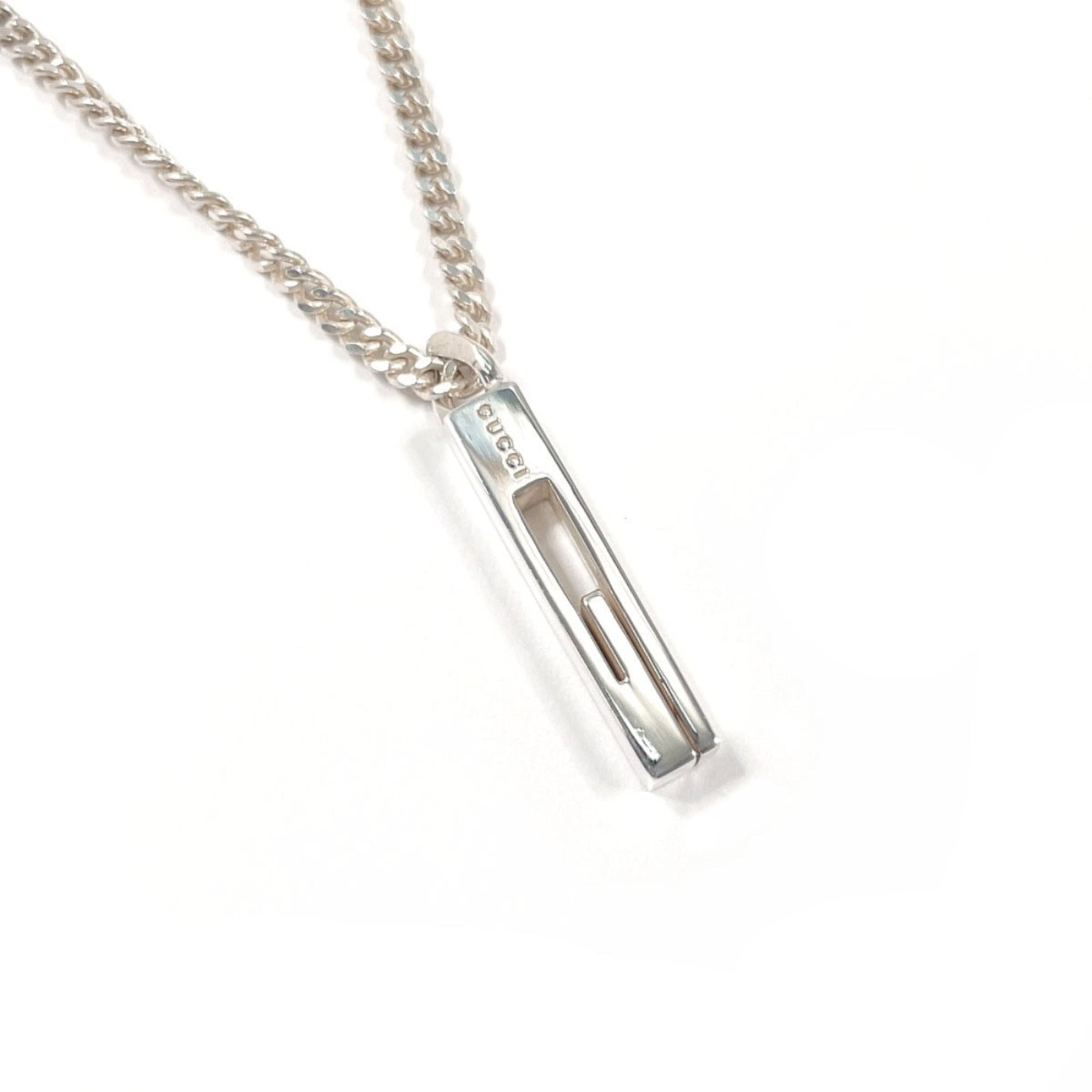 Gucci Cutout G 225055 J8400 8106 Necklace Sterling Silver 925 Unisex: Gucci Cutout G 225055 J8400 8106 Necklace Sterling Silver 925 Unisex Gucci's iconic Cutout G necklace boasts a sleek design with a silver 925 finish, adding a touch of sophistication to any outfit. Th
