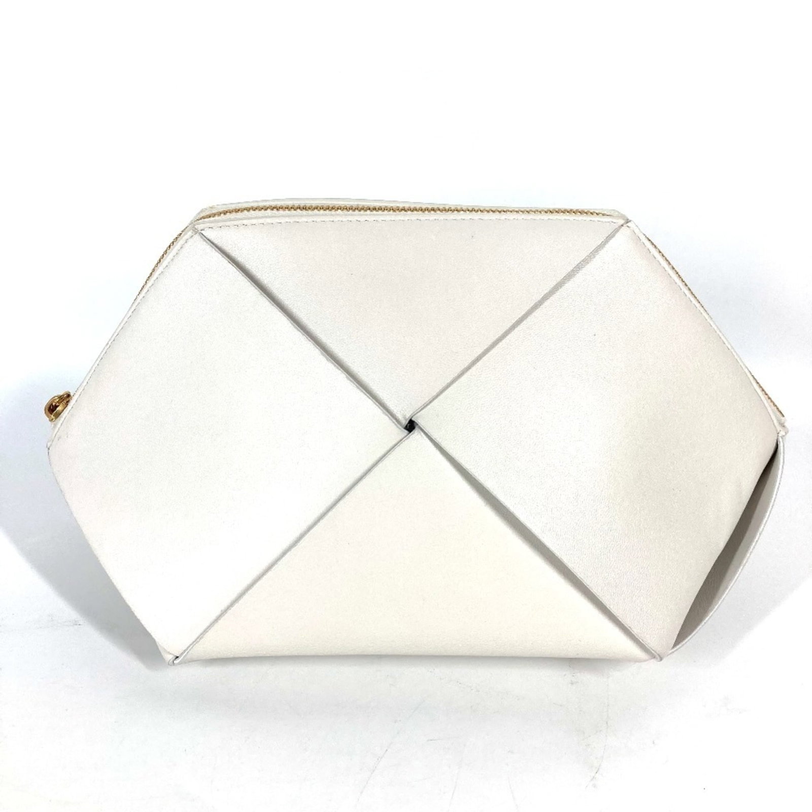 Bottega Veneta Clutch Bag Pouch Leather: Bottega Veneta Clutch Bag Pouch Leather Bottega Veneta's iconic leather craftsmanship shines in this pristine white clutch bag pouch. With its classic design and subtle scratches, this used item still