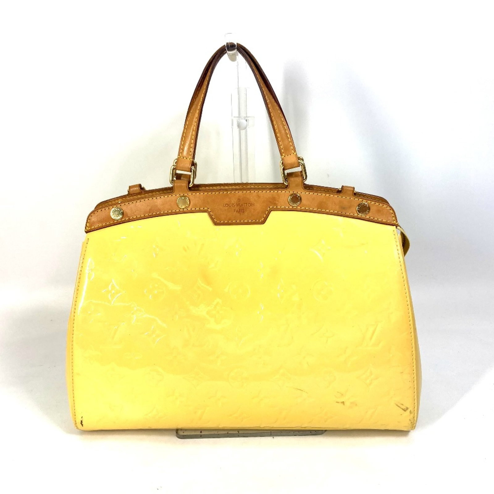 Louis Vuitton Handbag Other: Louis Vuitton Handbag Other The iconic yellow Louis Vuitton handbag boasts its classic monogram pattern and timeless design. Measuring 23.5cm x32.5cm x11cm, this stylish accessory features a worn exte