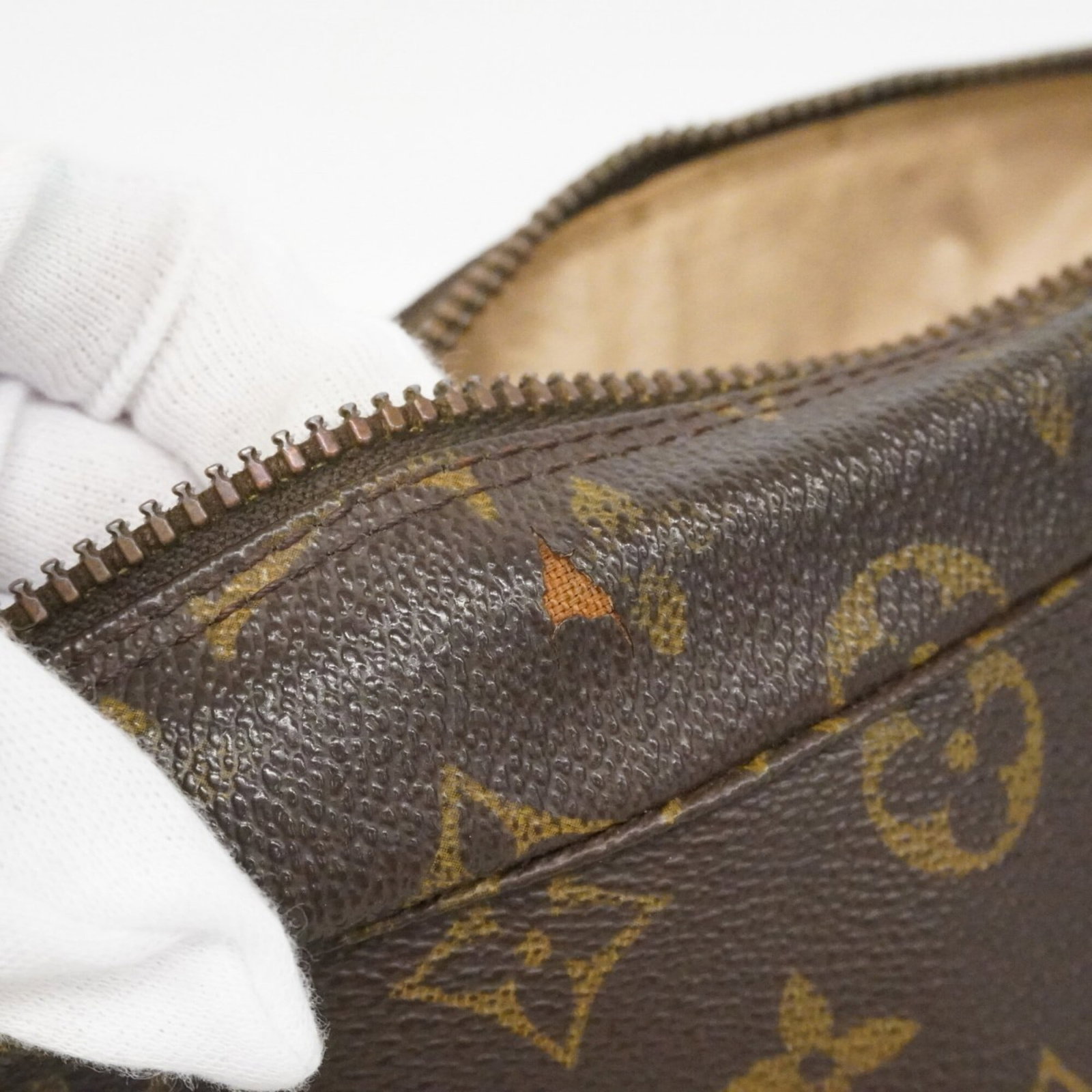 Louis Vuitton Pouch - 7