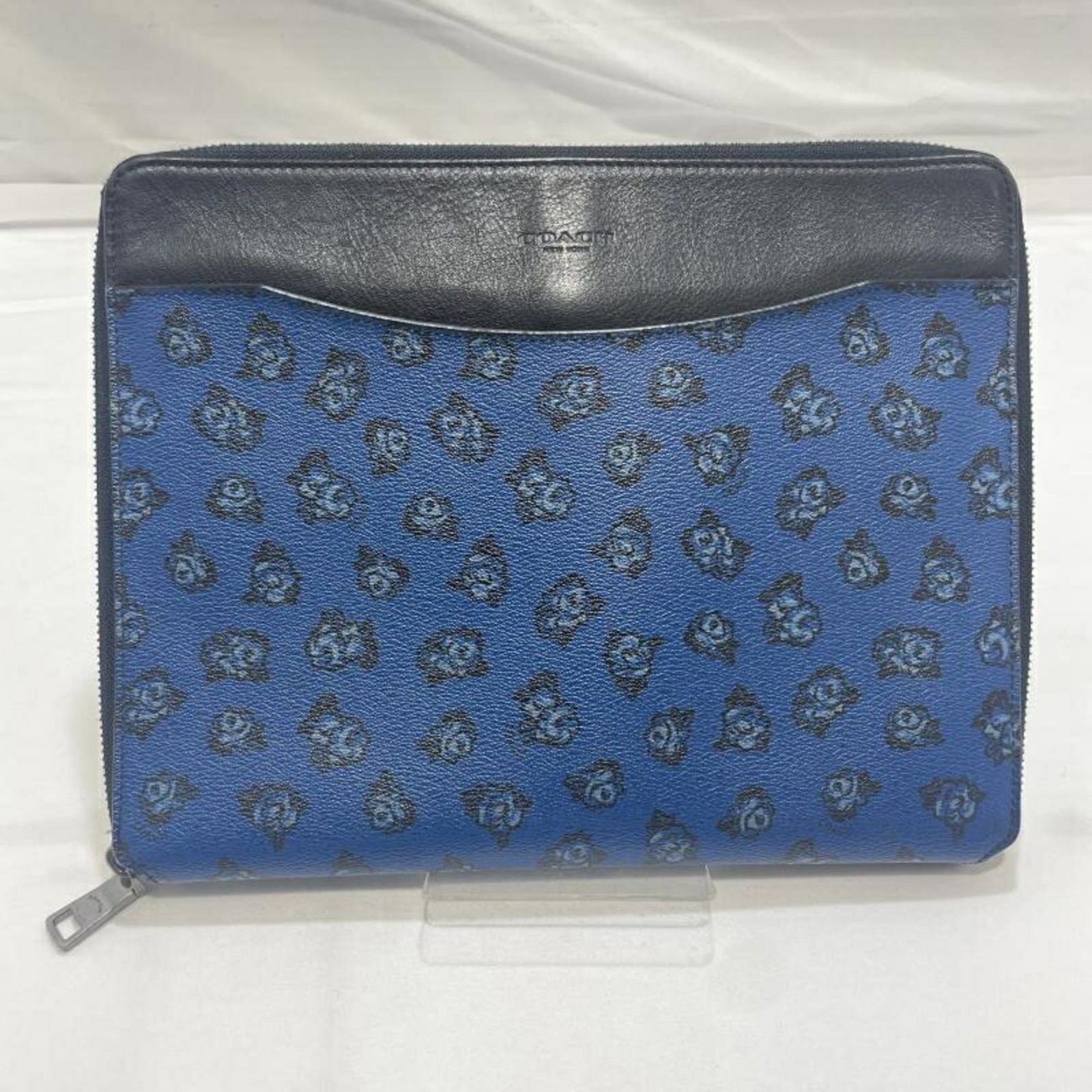 Coach Clutch Bag: Coach Clutch Bag This Coach blue clutch bag has a classic design with a timeless appeal. Measuring 23cm x 29cm x 2cm, its compact size makes it perfect for adding a touch of elegance to any evening ou