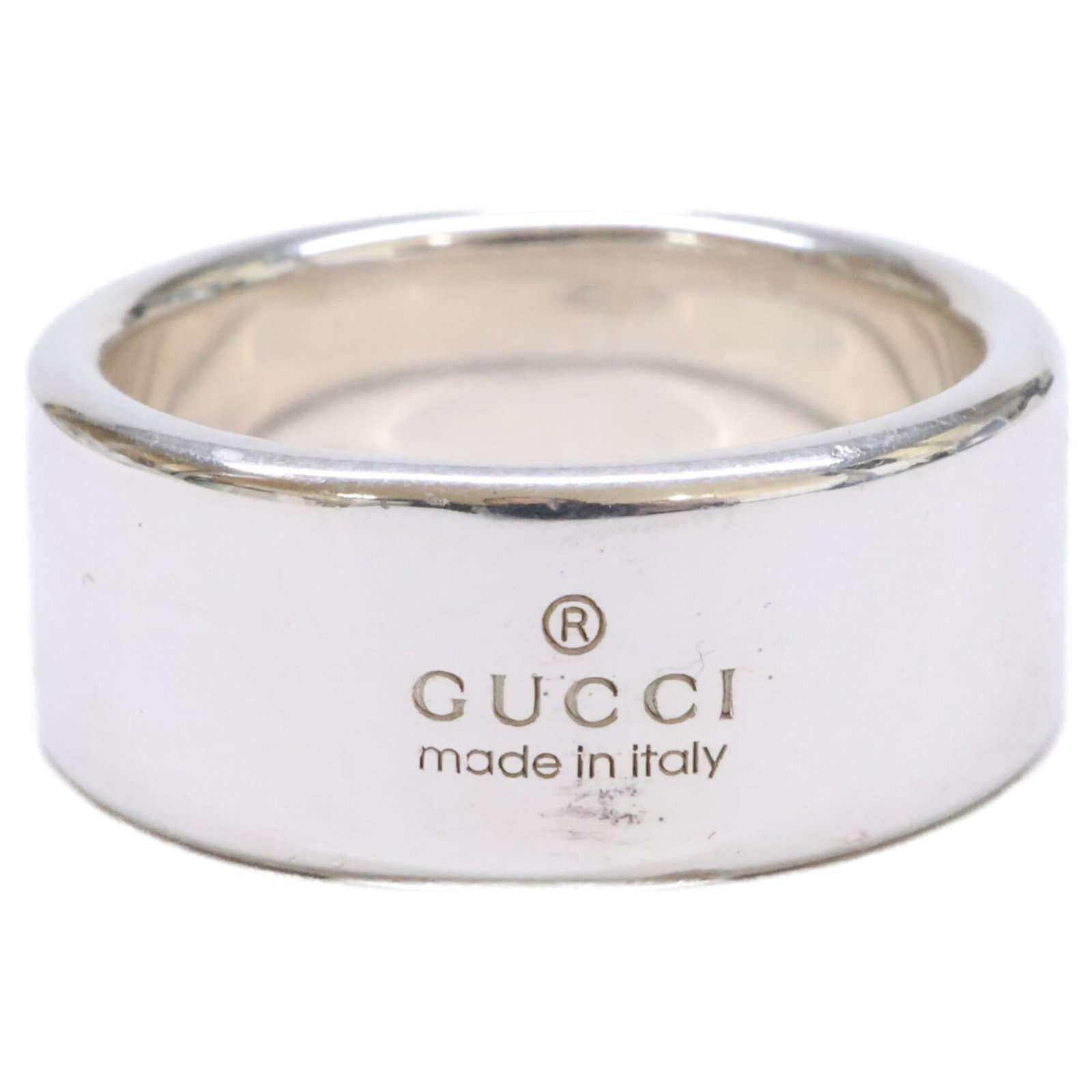 Gucci Band Ring Silver 925: Gucci Band Ring Silver 925 Silver 925 band ring from Gucci, featuring a sleek and modern design. This used ring shows traces of usage with minor scratches and dirt, but remains in good condition overa