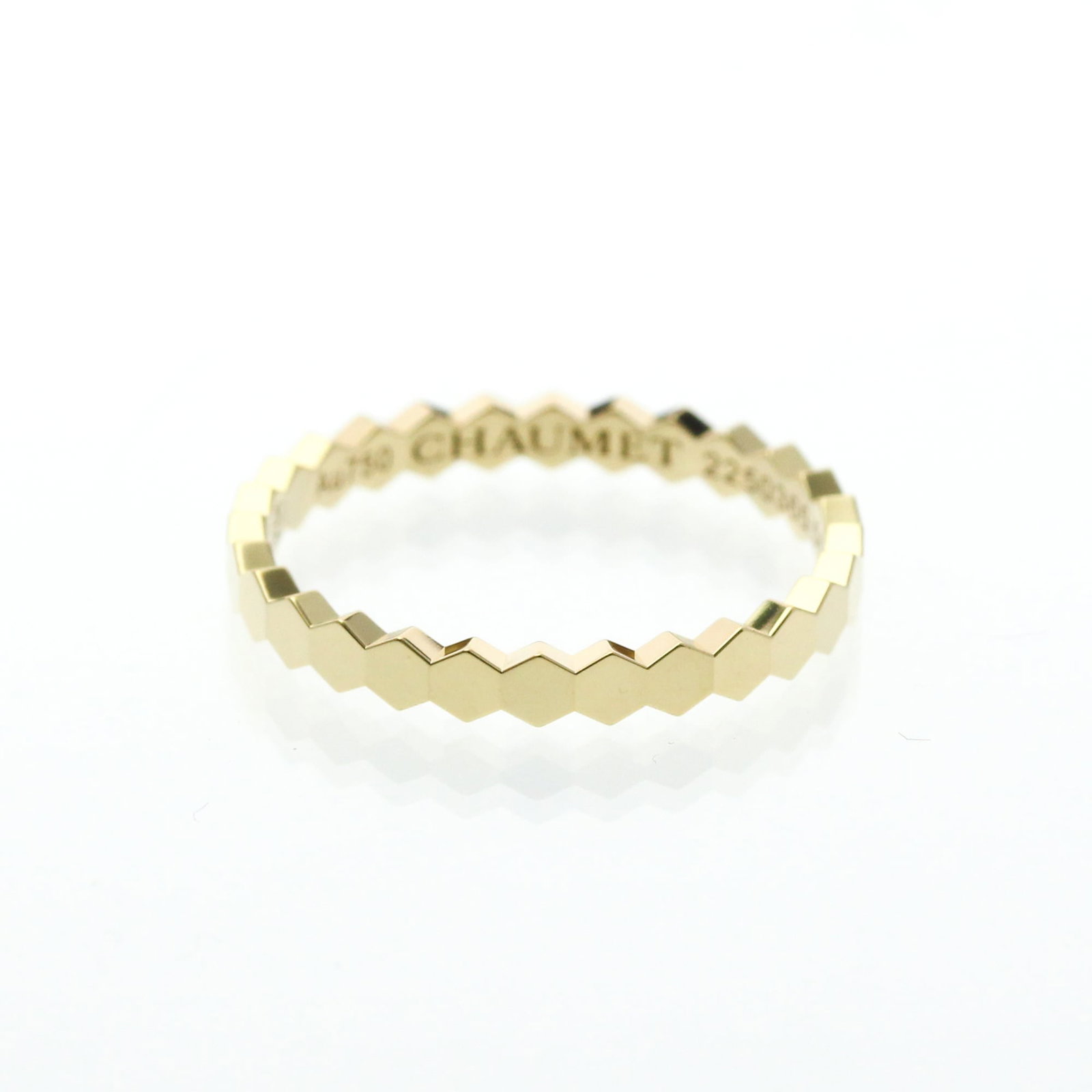 Chaumet Band Ring Yellow Gold (18K): Chaumet Band Ring Yellow Gold (18K) Chaumet's iconic band ring shines in 18K yellow gold, its slender profile and elegant design making it a timeless accessory for any occasion. With a subtle width of