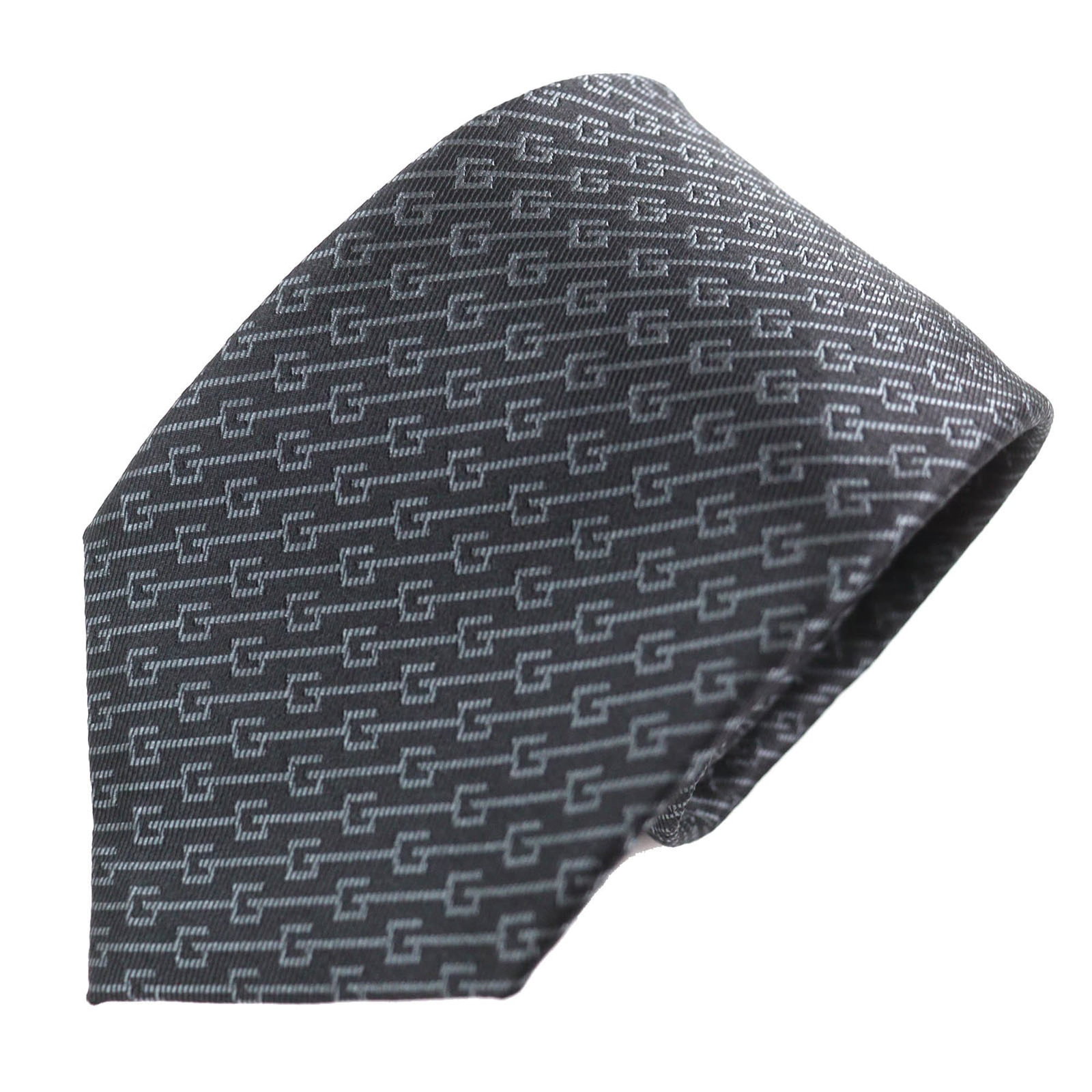 Gucci Cravat Silk 100%: Gucci Cravat Silk 100% Silk cravat from Gucci in dark brown and gray, measuring 147cm in length and 7cm in width. Made entirely of 100% silk, this cravat boasts a classic design. In mint condition, wi