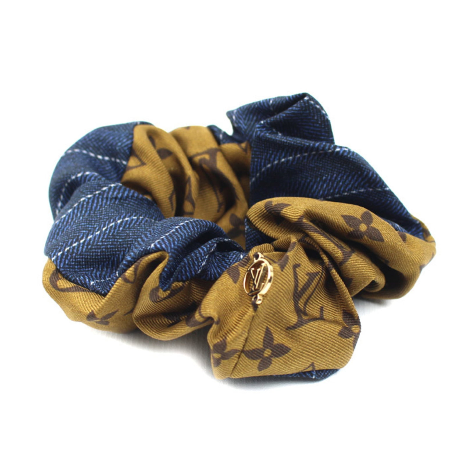 Louis Vuitton Scrunchie Silk: Louis Vuitton Scrunchie Silk Silk scrunchie from Louis Vuitton in brown and navy, featuring a compact 12cm x 4cm design. The item has some traces of usage with minor scratches and dirt, but remains in