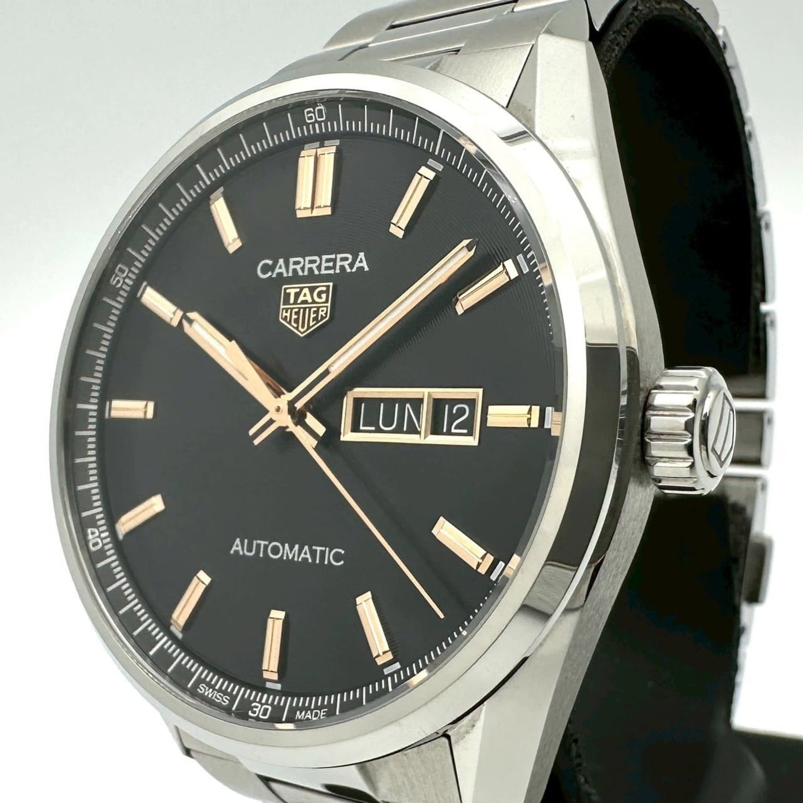 Heuer Watch Tag: Heuer Watch Tag Stainless steel case and band give this Tag Heuer watch a sleek, modern look. The black dial adds a touch of sophistication to an already stylish timepiece. With its 41mm diameter and