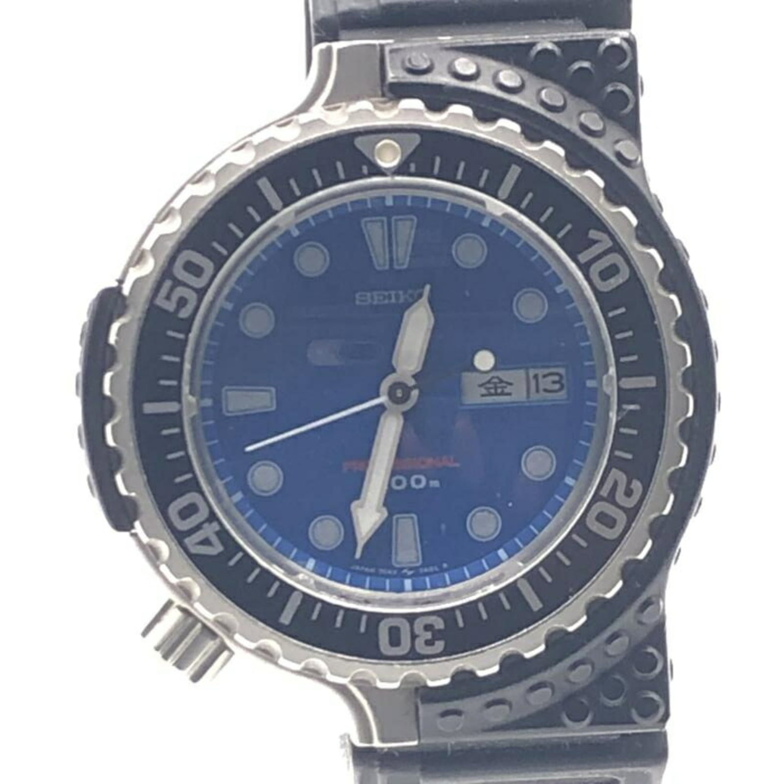 Wristwatch by Seiko: Wristwatch by Seiko Seiko's classic wristwatch boasts a sleek 28mm case diameter and comfortable 22.5cm strap length, making it suitable for everyday wear. With its used condition featuring traces of