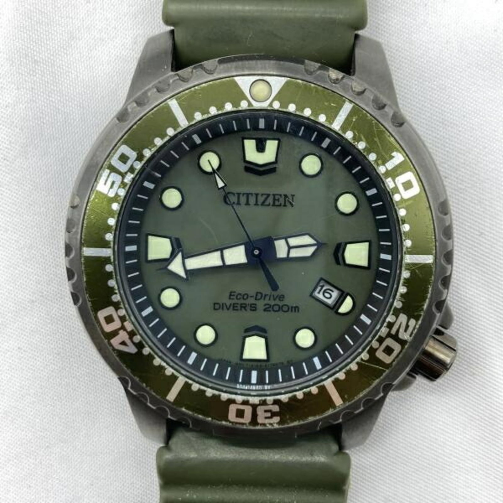 Watch wrist Citizen: Watch wrist Citizen Citizen wristwatch features a khaki dial and 40mm case diameter. This used watch has traces of usage and minor damages/dirt, still in acceptable condition for continued use. Its
