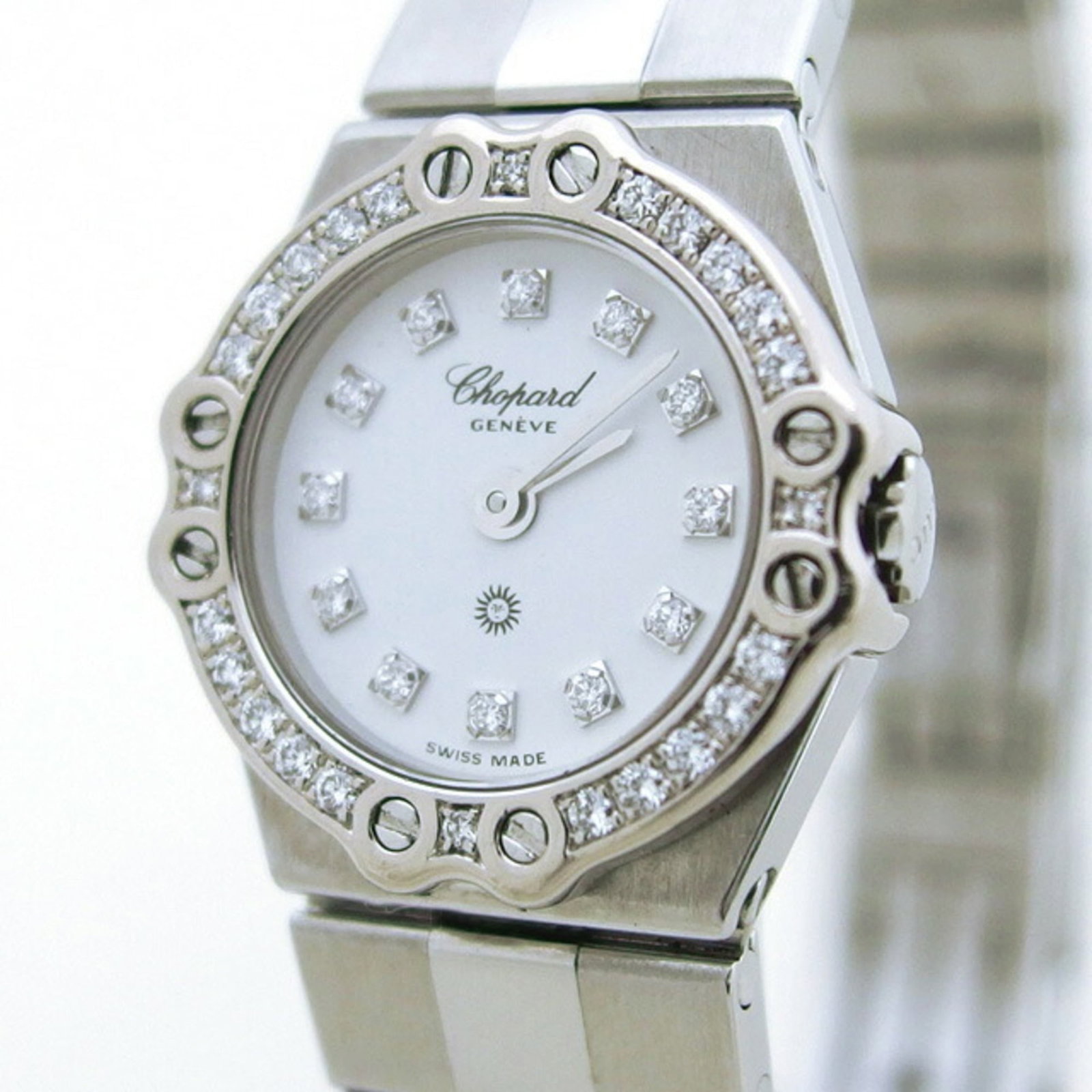 Wristwatch by Chopard: Wristwatch by Chopard Chopard's wristwatch boasts an elegant design with a stainless steel case and white gold band, available in a crisp white dial. Measuring 16cm in circumference, this watch is des
