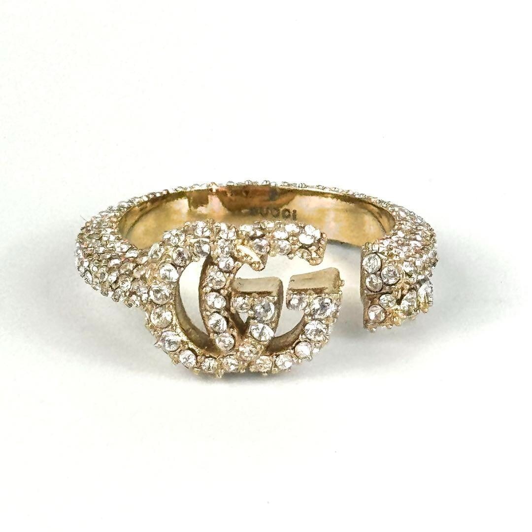 Gucci GG Double G Rhinestone Gold Tone Ring US6.5-7 With Original Box: Gucci GG Double G Rhinestone Gold Tone Ring US6.5-7 With Original Box Gucci GG Double G Rhinestone Gold Tone Ring US6.5-7 features a striking gold tone metal with rhinestones, showcasing the iconic Gu