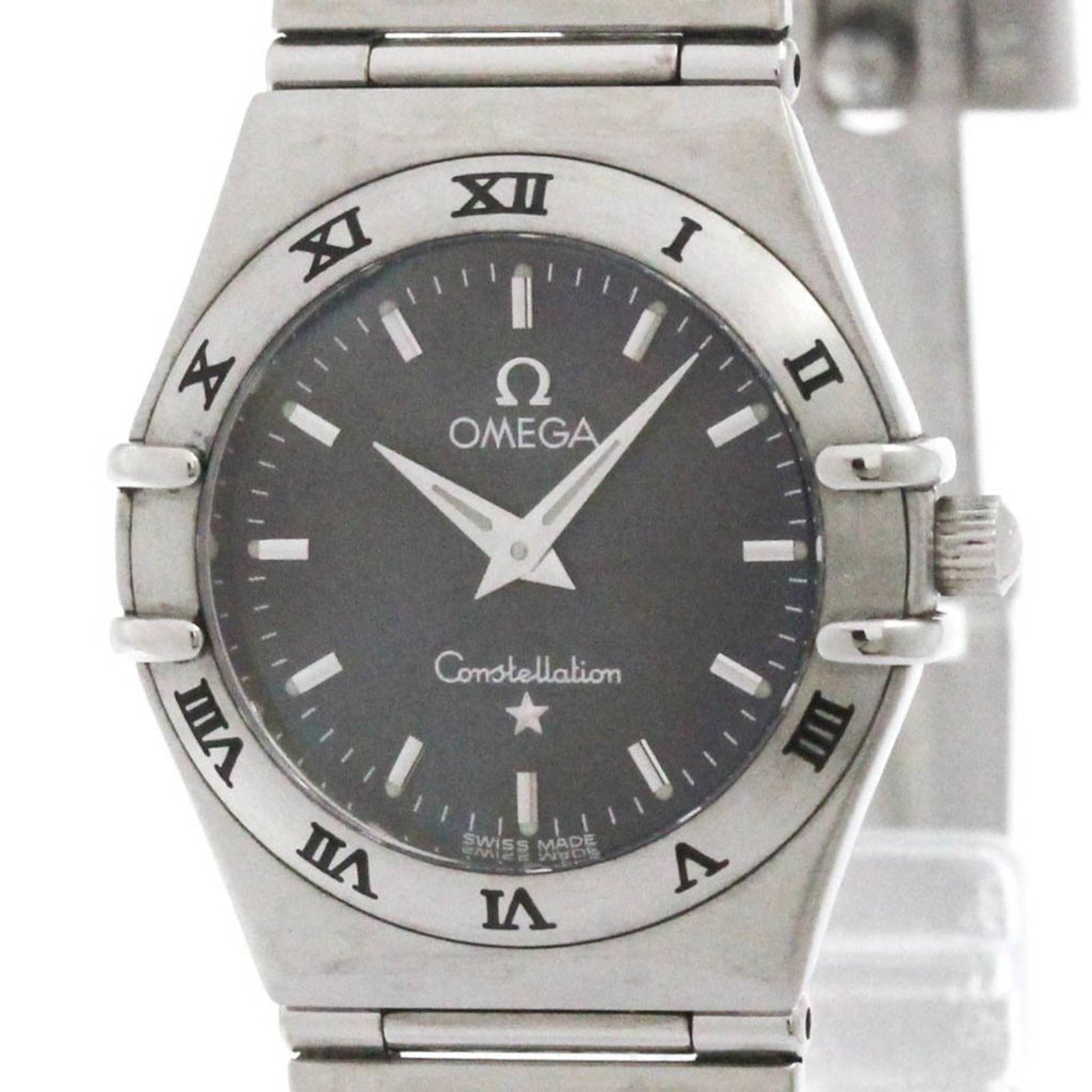 Wristwatch Omega: Wristwatch Omega Stainless steel case and band add a touch of sophistication to this gray Omega wristwatch. The watch features a classic design with a subtle wear evident from a few traces of usage,