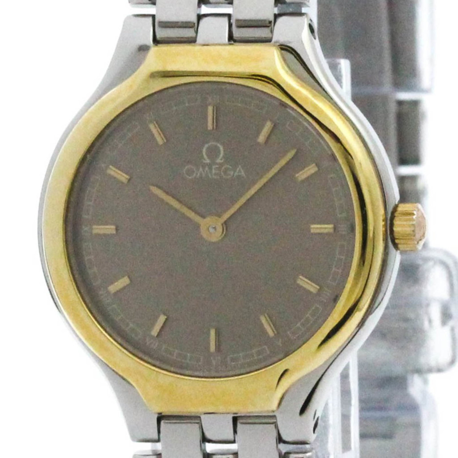 Wristwatch Omega: Wristwatch Omega Stainless steel and yellow gold (18K) come together in this Omega wristwatch, boasting a classic dress/formal style. The 23mm case diameter sits comfortably on any wrist, while the st