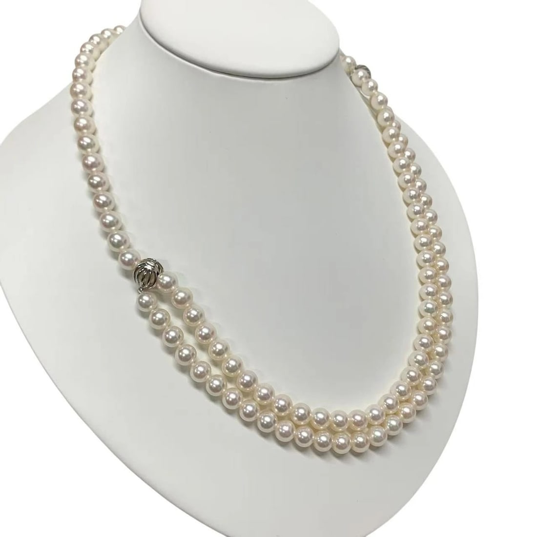 Pearls of 18k gold in white length adjustable long 28.3cm chain: Pearls of 18k gold in white length adjustable long 28.3cm chain 18k white gold pearls adorn a sleek, adjustable chain in a stunning white length. The Mikimoto brand's high-quality craftsmanship