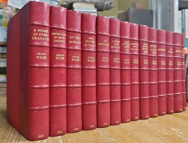Limited Ed George Bayntun Oscar Wilde 14 Vols: Limited Ed George Bayntun Oscar Wilde 14 Vols The Limited Edition George Bayntun Oscar Wilde 14 Vols are a remarkable collection of leather-bound volumes featuring Japanese-style illustrations. Produc