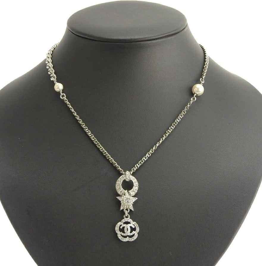 Chain necklace with rhinestones: Chain necklace with rhinestones Silver star flower chain necklace with rhinestones. This elegant necklace features a pendant in a star flower shape, set against a silver chain adorned with