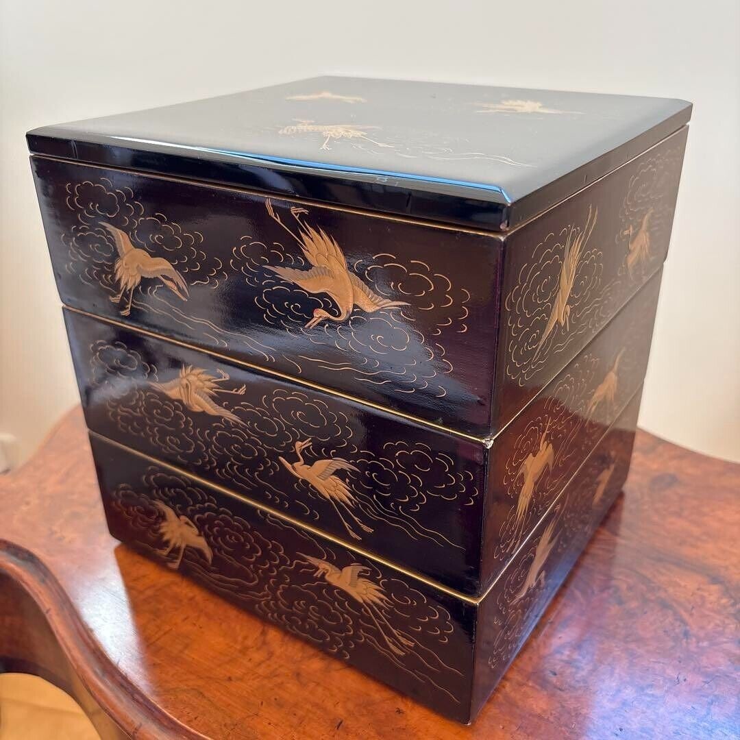 Antique Japanese Crane Gold Bird Box Bento: Antique Japanese Crane Gold Bird Box Bento The Antique Japanese Crane Gold Bird Box Bento boasts intricate lacquer work and a stunning black finish, evoking the elegance of traditional Japanese crafts