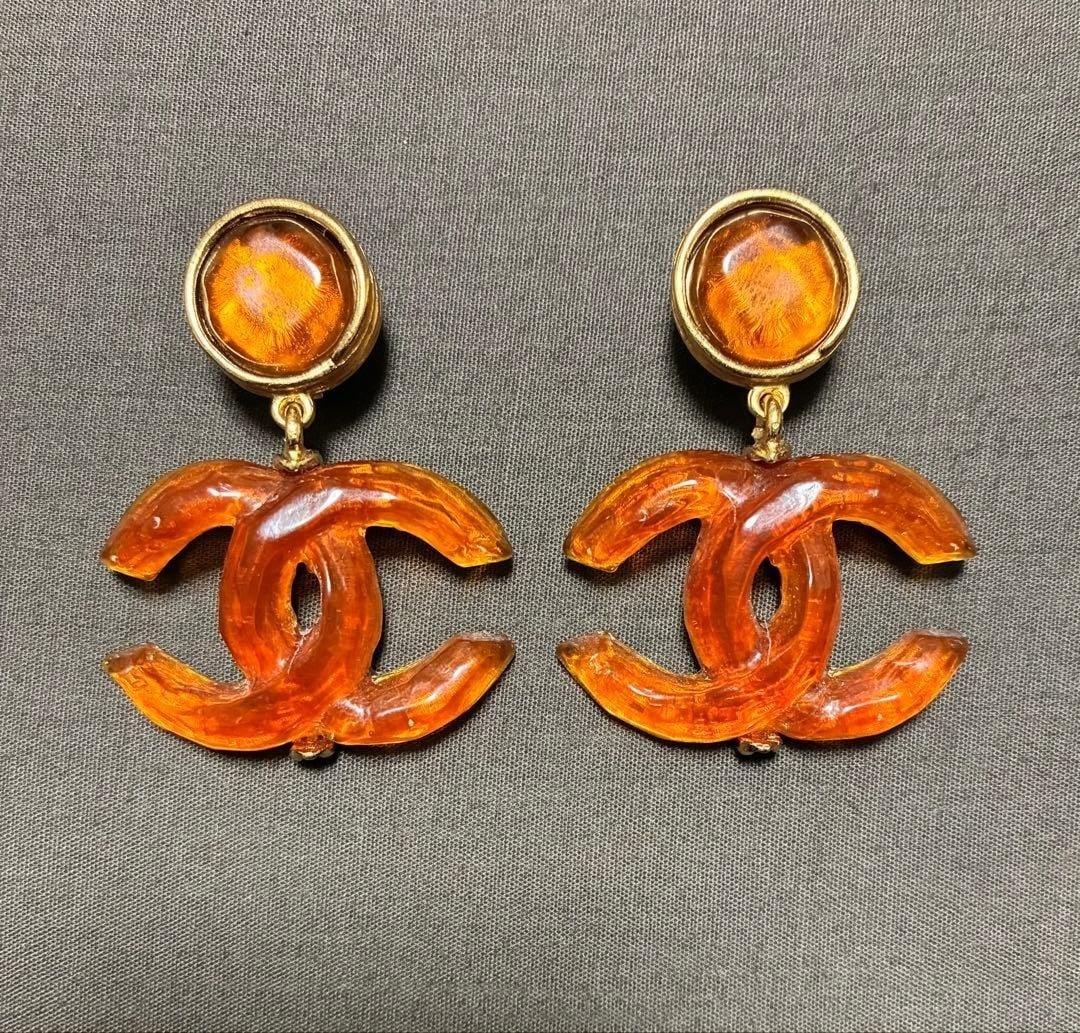 Vintage CHANEL 99P Coco Mark CC Gripoix Clip-on Earring in Rare: Vintage CHANEL 99P Coco Mark CC Gripoix Clip-on Earring in Rare Clip-on earring from the iconic CHANEL Coco collection, featuring Gripoix metal and a signature mark. This rare vintage piece boasts a