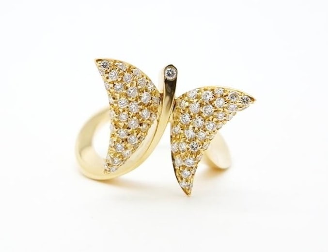 Staurino Fratelli Butterfly Diamond Pave 18k Yellow Gold Cocktail Ring US6 EU51: Staurino Fratelli Butterfly Diamond Pave 18k Yellow Gold Cocktail Ring US6 EU51 Yellow gold cocktail ring with a beautiful butterfly design, featuring pave-set white diamonds. This stunning piece