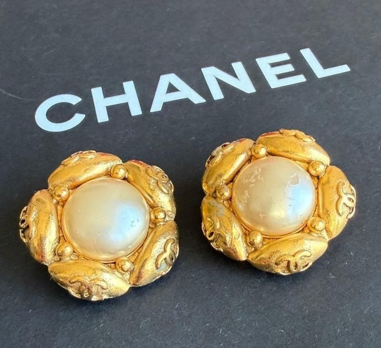 Vintage CHANEL 94A Coco Mark CC Faux Pearl Flower Motif Earring Gold Plated (1 of 10)