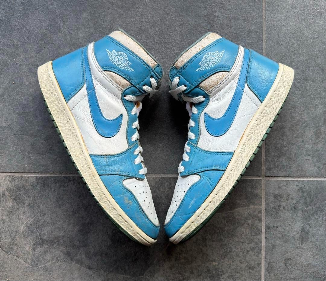 1985 Jordan1 Original Air UNC US9: 1985 Jordan1 Original Air UNC US9 1985 Jordan1 Original Air UNC US9 features a classic blue colorway, iconic design, and high-quality leather upper. This retro sneaker is a timeless representation of 