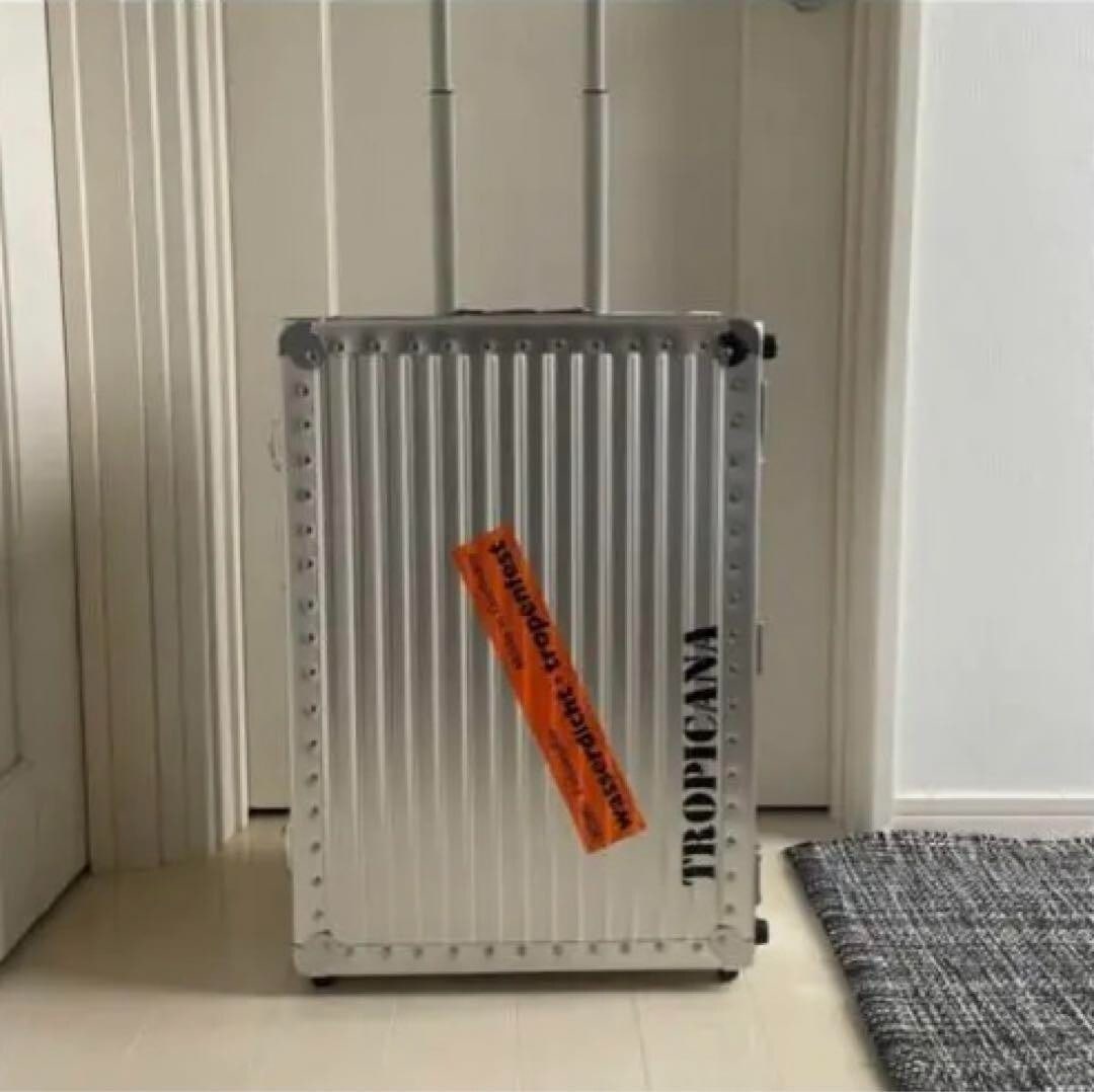 TROPICANA CARRY BAG 40L BY RIMOWA: TROPICANA CARRY BAG 40L BY RIMOWA The RIMOWA Tropicana Carry Bag 40L boasts sleek aluminum construction and TSA lock compatibility, making it an ideal choice for travelers. Equipped with wheels for ef
