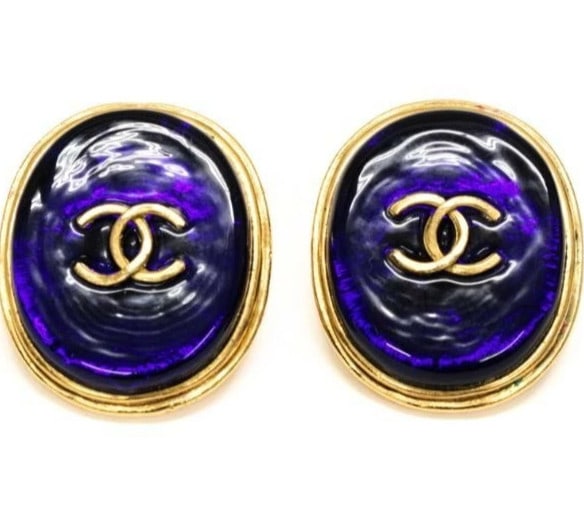 Blue Stone Clip-on Gold Coco Rare in Tone Mark Chanel 93a Vintage: Blue Stone Clip-on Gold Coco Rare in Tone Mark Chanel 93a Vintage Blue Stone Clip-on Gold Coco Rare in Tone Mark Chanel 93a Vintage features a striking gold clip-on design adorned with a blue stone, s
