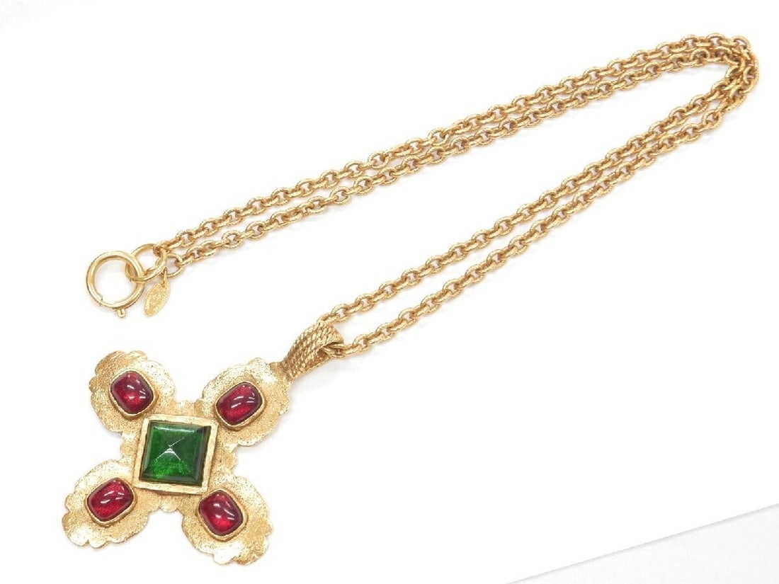 Vintage CHANEL 2 5 Red and Green Gripoix Gold tone Chain Necklace Pendant 28 in: Vintage CHANEL 2 5 Red and Green Gripoix Gold tone Chain Necklace Pendant 28 in Chain necklace pendant made from Gripoix, a French material, with a gold tone and featuring five red and green stones. T