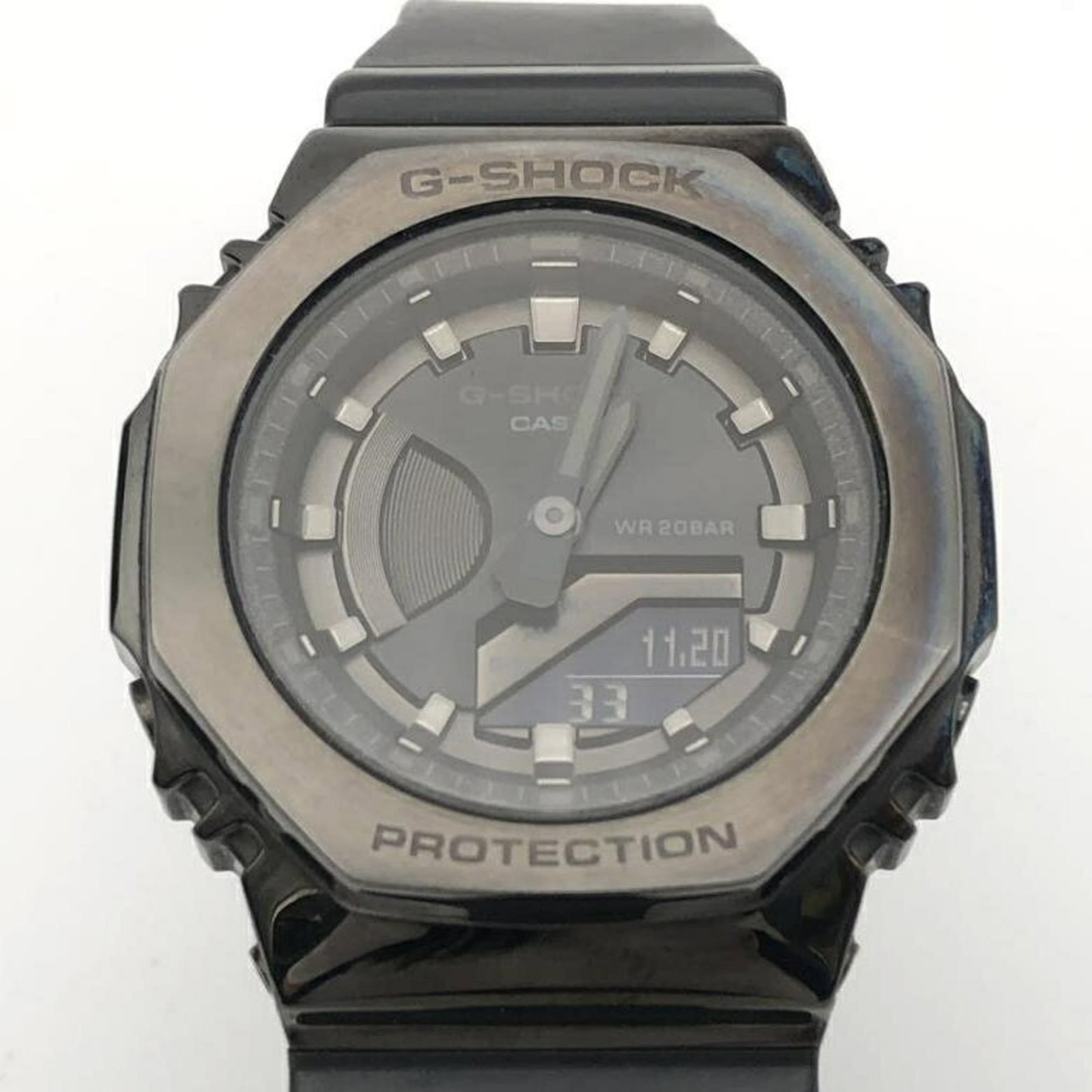 Wristwatch from Casio: Wristwatch from Casio This used Casio wristwatch boasts a sleek gray design, suitable for everyday wear. Measuring between 13cm and 21cm in circumference, it offers a comfortable fit for wrists of var
