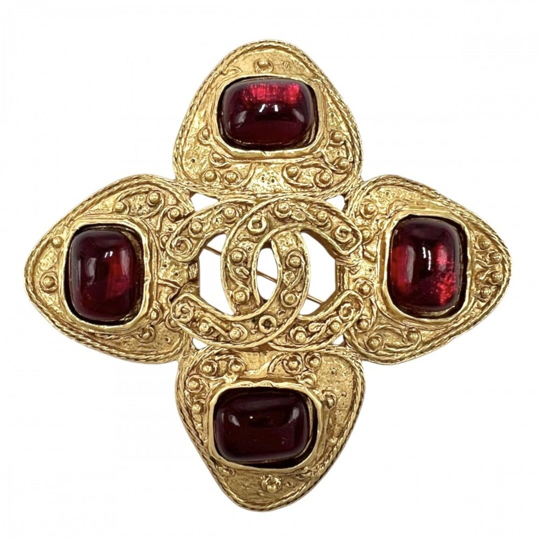 Red Gold Plated Coco Pin Brooch Vintage Chanel Rare In 94A Gripoix Mark: Red Gold Plated Coco Pin Brooch Vintage Chanel Rare In 94A Gripoix Mark Gold Plated Coco Pin Brooch with Red Gripoix Stone, Vintage Chanel. This vintage brooch features a gold plated base and a striki
