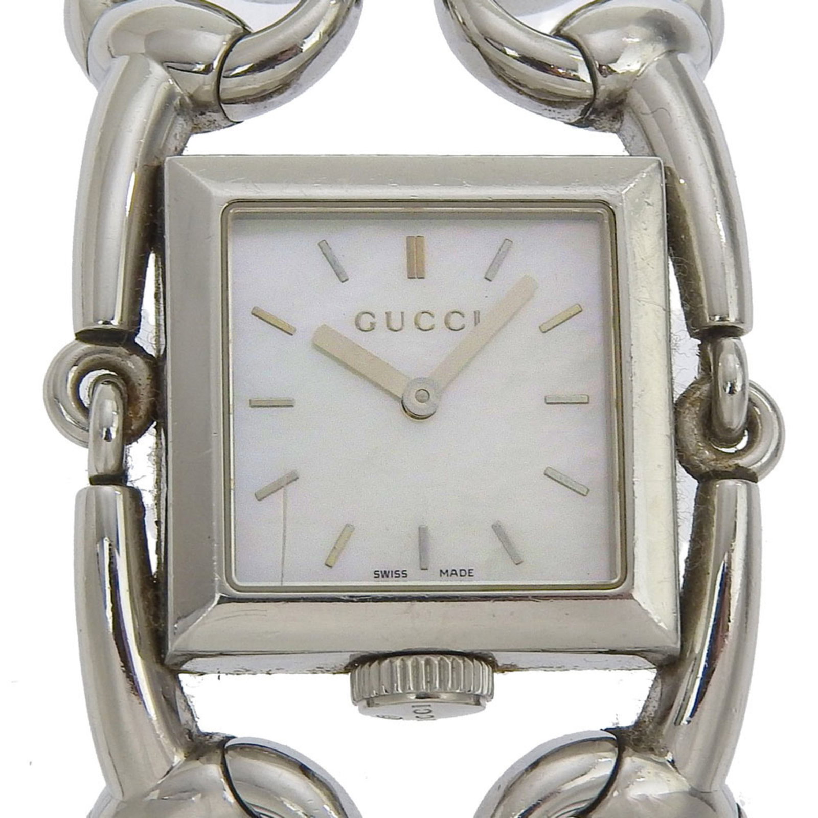 Gucci Wristwatch: Gucci Wristwatch Stainless steel case and band, the Gucci wristwatch boasts a sleek white dial. Measuring 36mm in diameter, it fits wrists up to 16cm in length. The watch bears traces of usage with mi