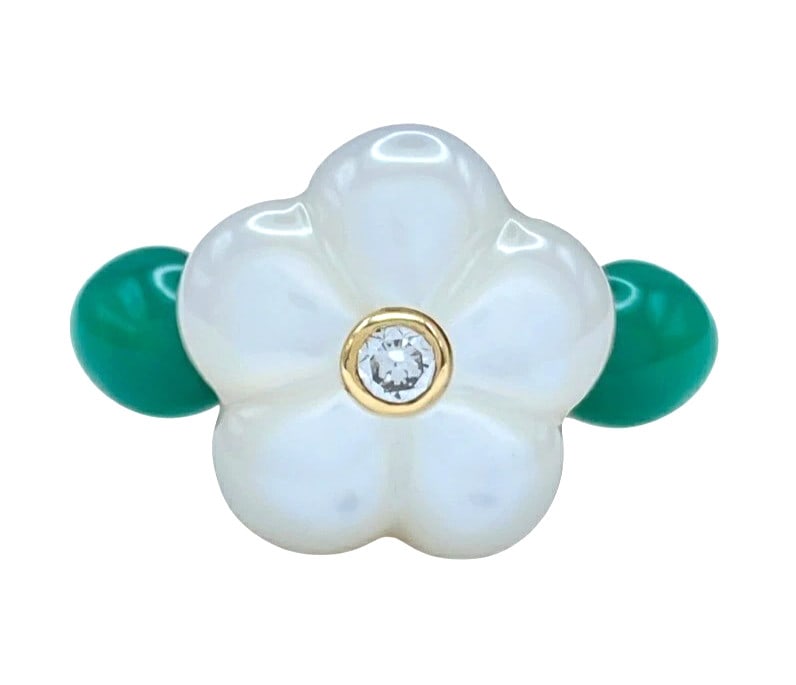 Van Cleef Arpels Diamond Chalcedony 18k Yellow Gold Flower Ring Size47 Vintage: Van Cleef Arpels Diamond Chalcedony 18k Yellow Gold Flower Ring Size47 Vintage 18k Yellow Gold Flower Ring with Diamond and Chalcedony Features. This stunning ring from Van Cleef & Arpels showcases a 