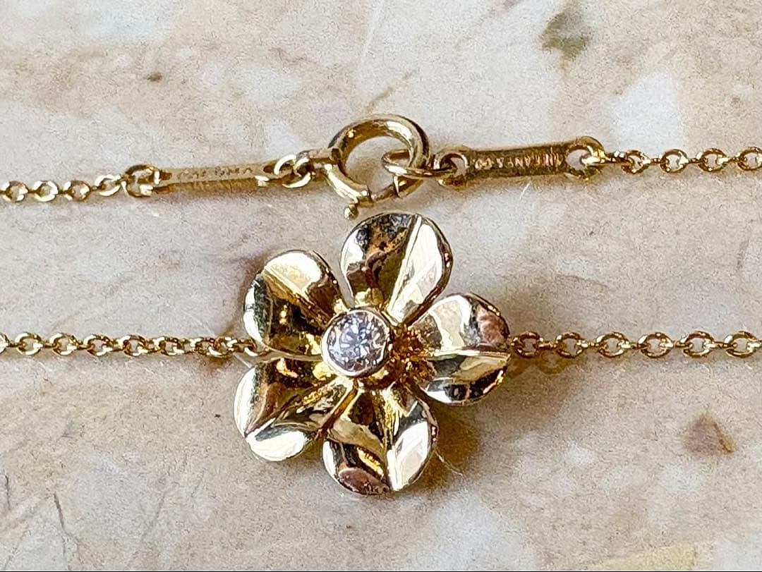 Tiffany & Co Paloma Picasso Diamond Necklace 18k Yellow Gold Flower Vintage: Tiffany & Co Paloma Picasso Diamond Necklace 18k Yellow Gold Flower Vintage Item Specifics: Pendant Shape: Flower Number Of Diamonds: 1 Closure: Spring Ring Occasion: Anniversary Birthday Christening 